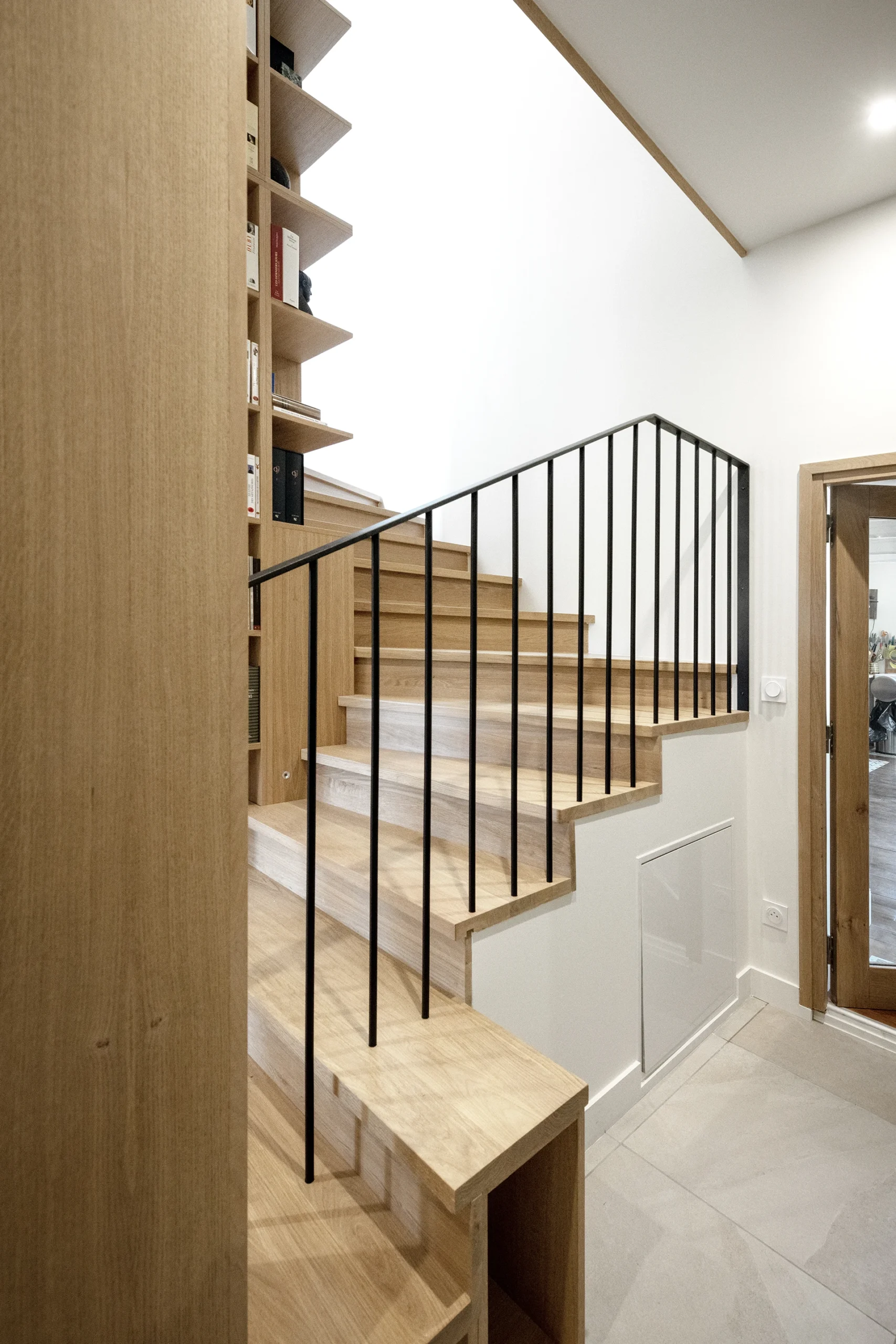 Réhabilitation complète de l’aile ouest d’une propriété familiale de vacances destinée à accueillir les Maîtres de maison en résidence principale.

« Projet-écrin », « sur-mesure » pour les collections d’Art contemporain, les antiquités et la bibliothèque des Maîtres d’ouvrages.