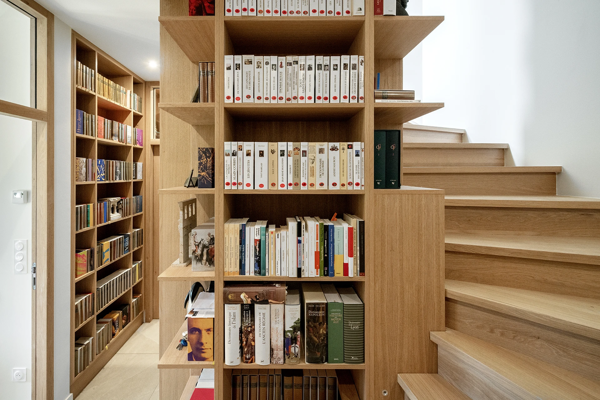 Réhabilitation complète de l’aile ouest d’une propriété familiale de vacances destinée à accueillir les Maîtres de maison en résidence principale.

« Projet-écrin », « sur-mesure » pour les collections d’Art contemporain, les antiquités et la bibliothèque des Maîtres d’ouvrages.