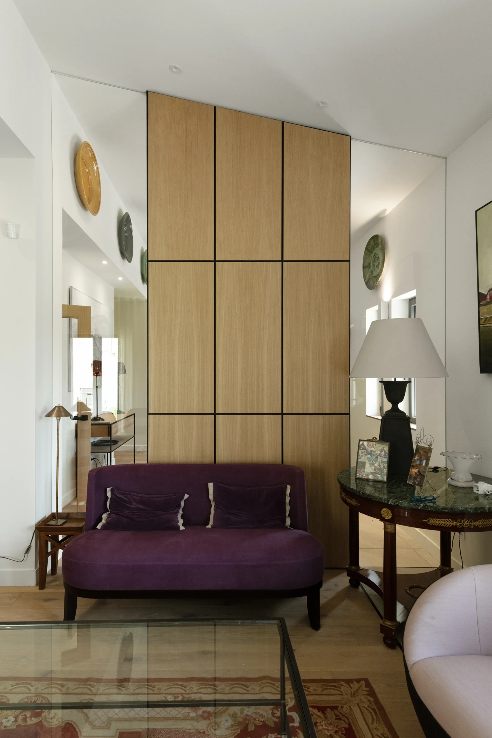 Réhabilitation complète de l’aile ouest d’une propriété familiale de vacances destinée à accueillir les Maîtres de maison en résidence principale.

« Projet-écrin », « sur-mesure » pour les collections d’Art contemporain, les antiquités et la bibliothèque des Maîtres d’ouvrages.