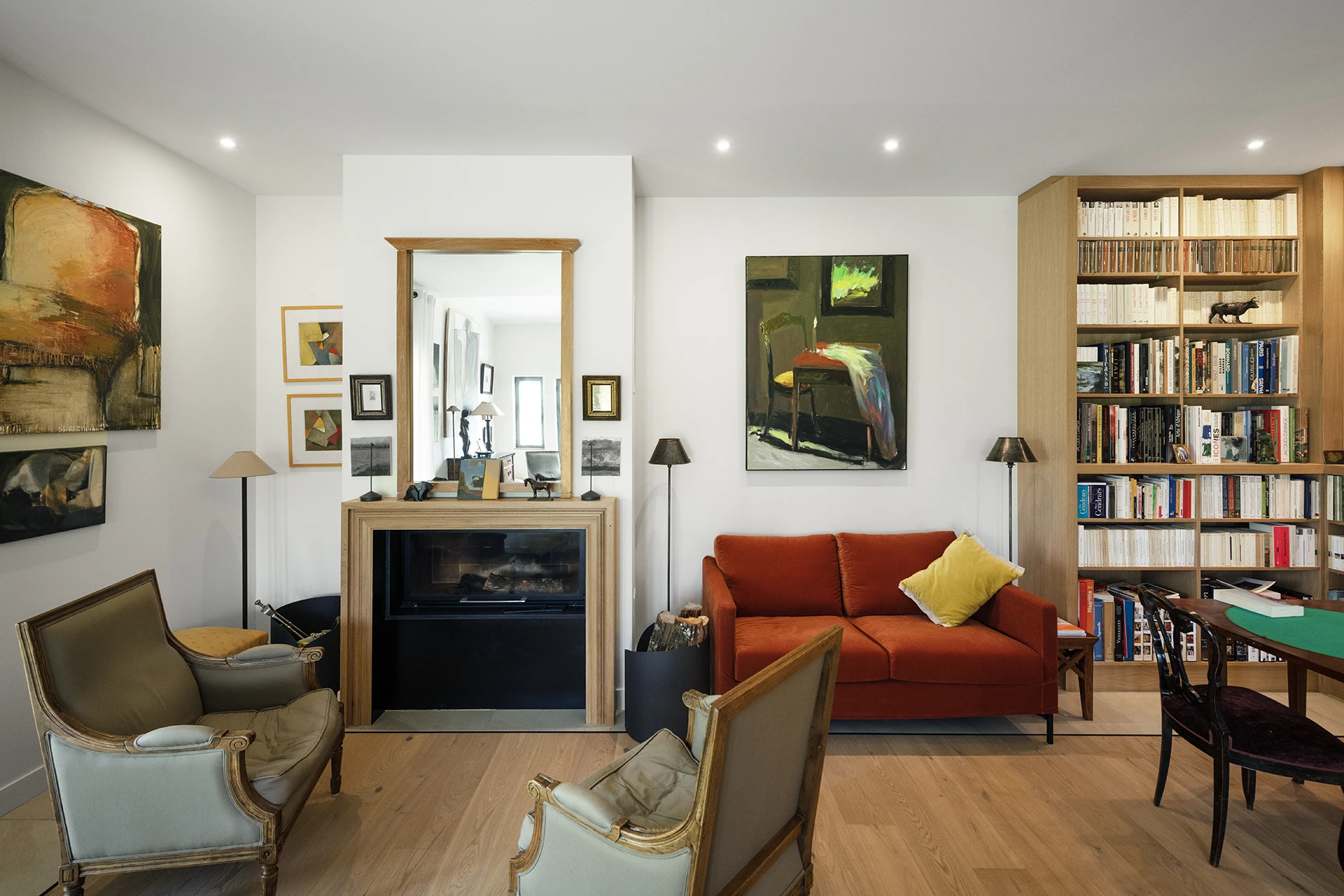 Réhabilitation complète de l’aile ouest d’une propriété familiale de vacances destinée à accueillir les Maîtres de maison en résidence principale.

« Projet-écrin », « sur-mesure » pour les collections d’Art contemporain, les antiquités et la bibliothèque des Maîtres d’ouvrages.