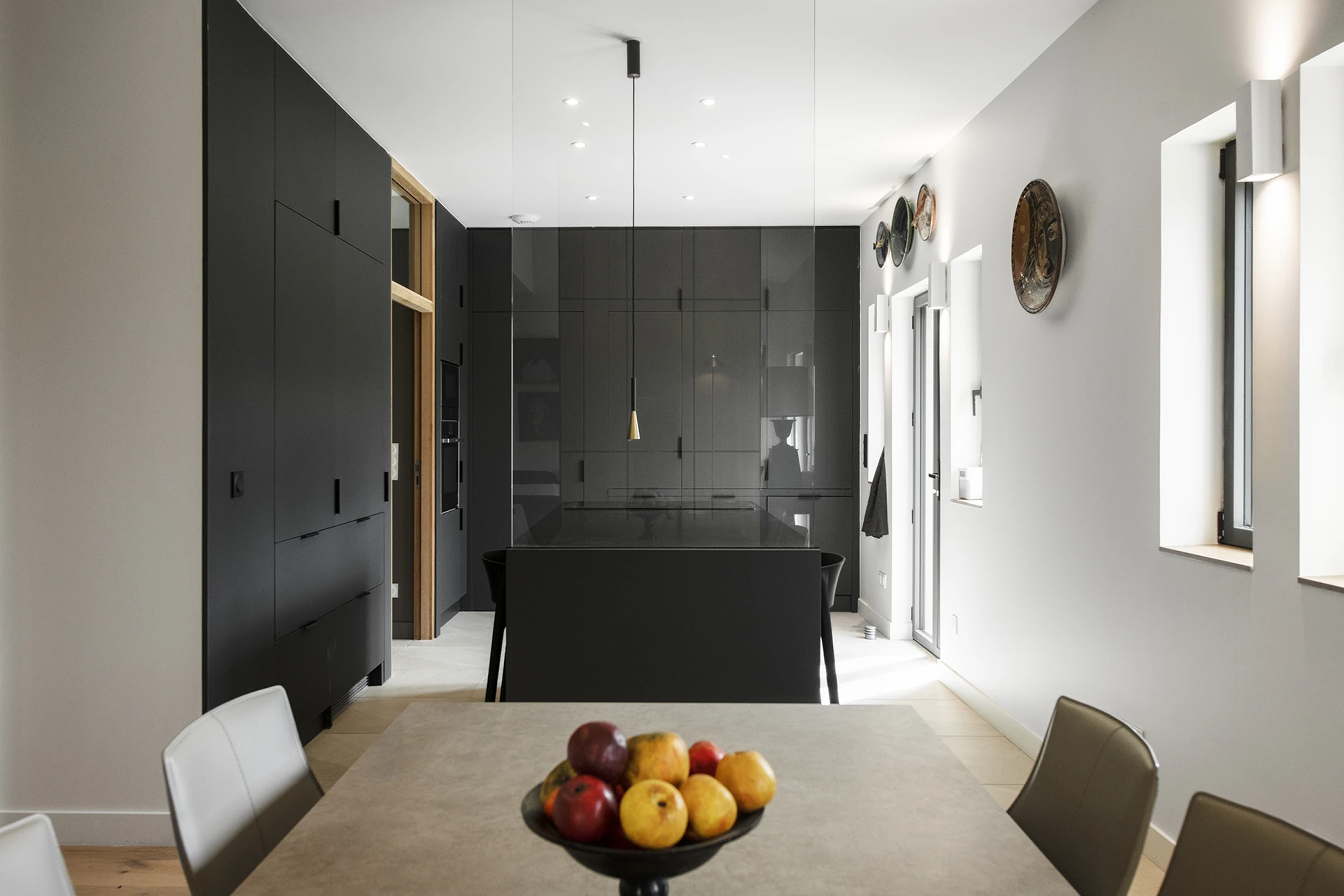 Réhabilitation complète de l’aile ouest d’une propriété familiale de vacances destinée à accueillir les Maîtres de maison en résidence principale.

« Projet-écrin », « sur-mesure » pour les collections d’Art contemporain, les antiquités et la bibliothèque des Maîtres d’ouvrages.