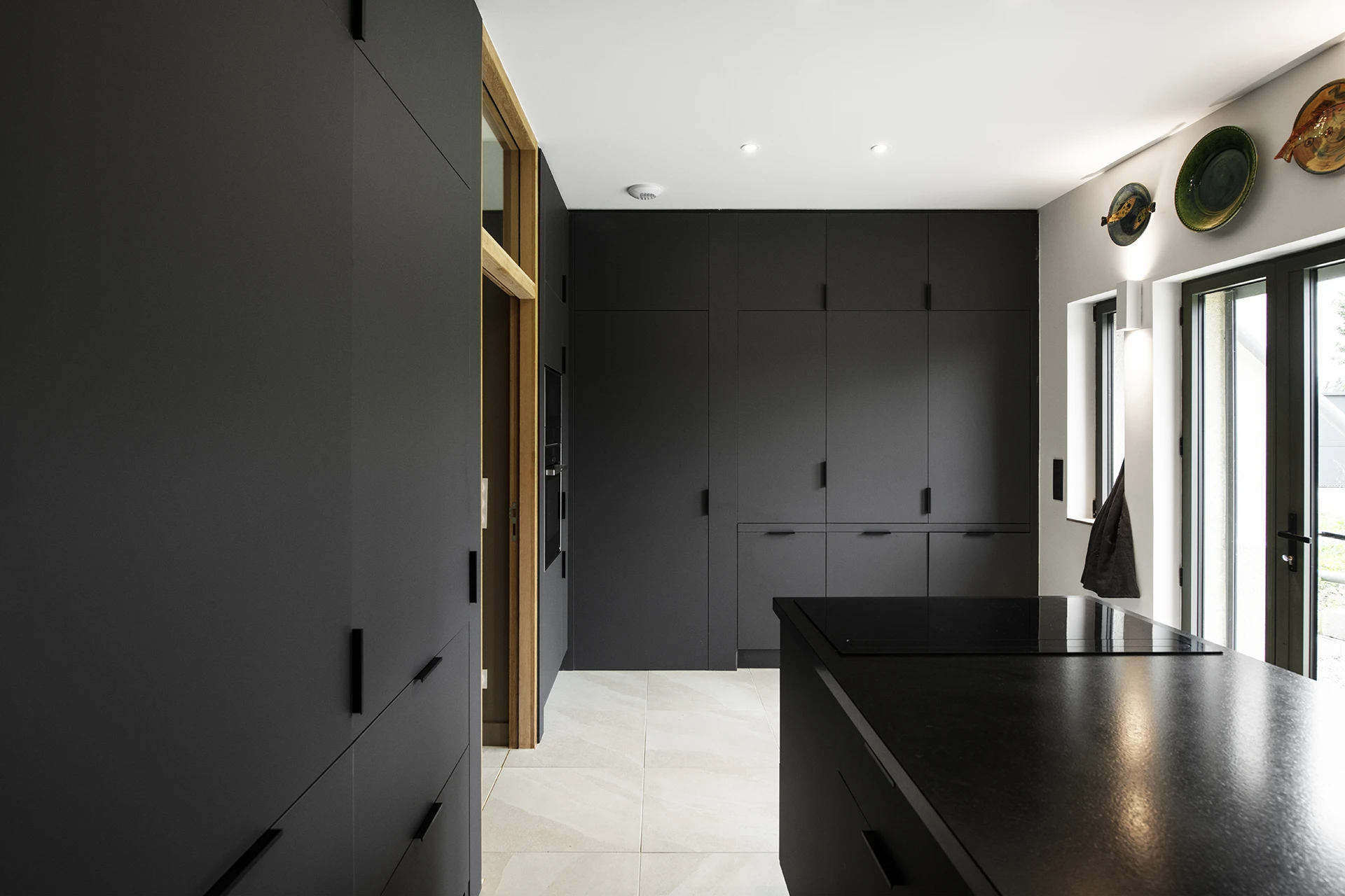 Réhabilitation complète de l’aile ouest d’une propriété familiale de vacances destinée à accueillir les Maîtres de maison en résidence principale.

« Projet-écrin », « sur-mesure » pour les collections d’Art contemporain, les antiquités et la bibliothèque des Maîtres d’ouvrages.