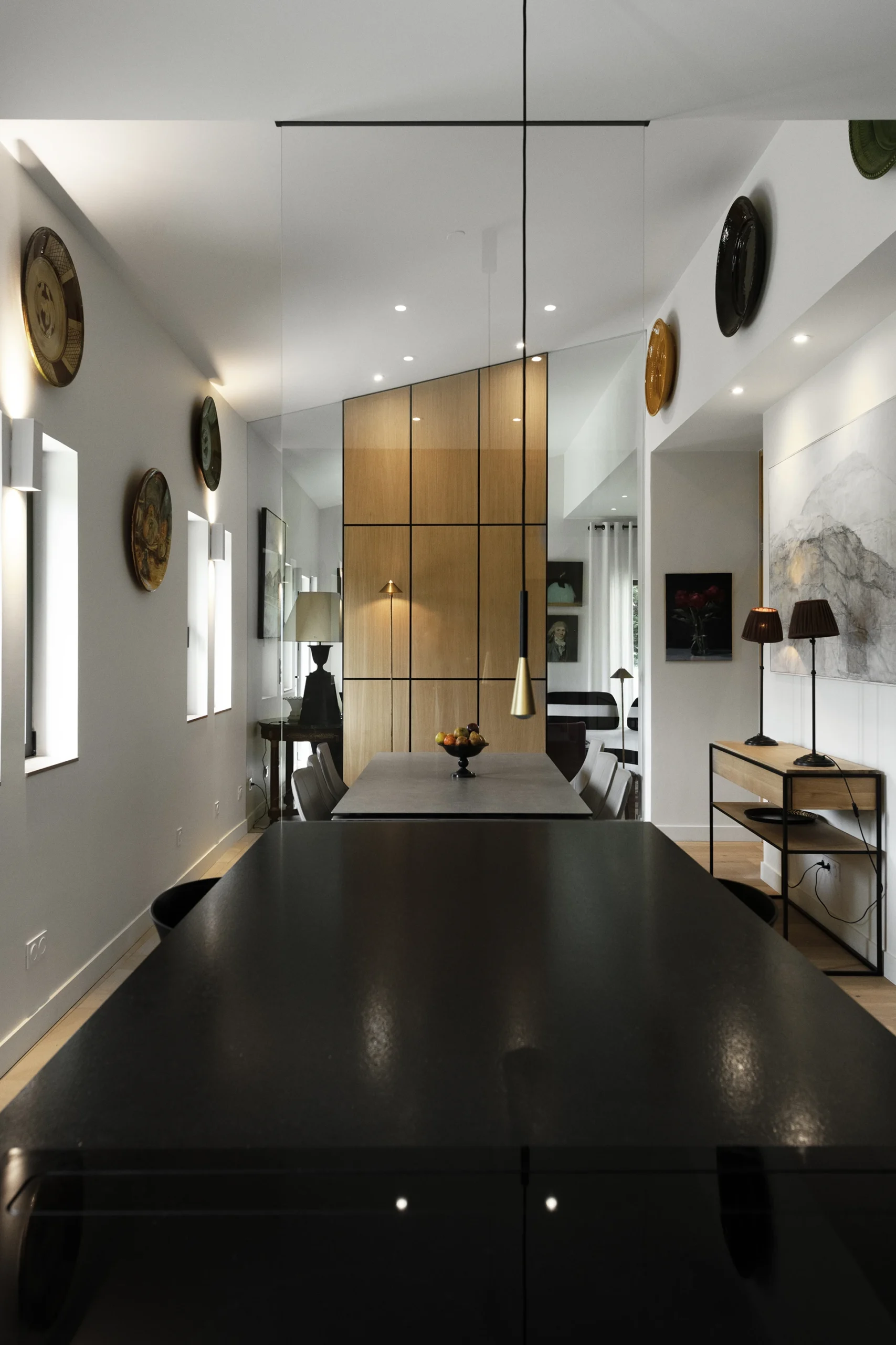 Réhabilitation complète de l’aile ouest d’une propriété familiale de vacances destinée à accueillir les Maîtres de maison en résidence principale.

« Projet-écrin », « sur-mesure » pour les collections d’Art contemporain, les antiquités et la bibliothèque des Maîtres d’ouvrages.