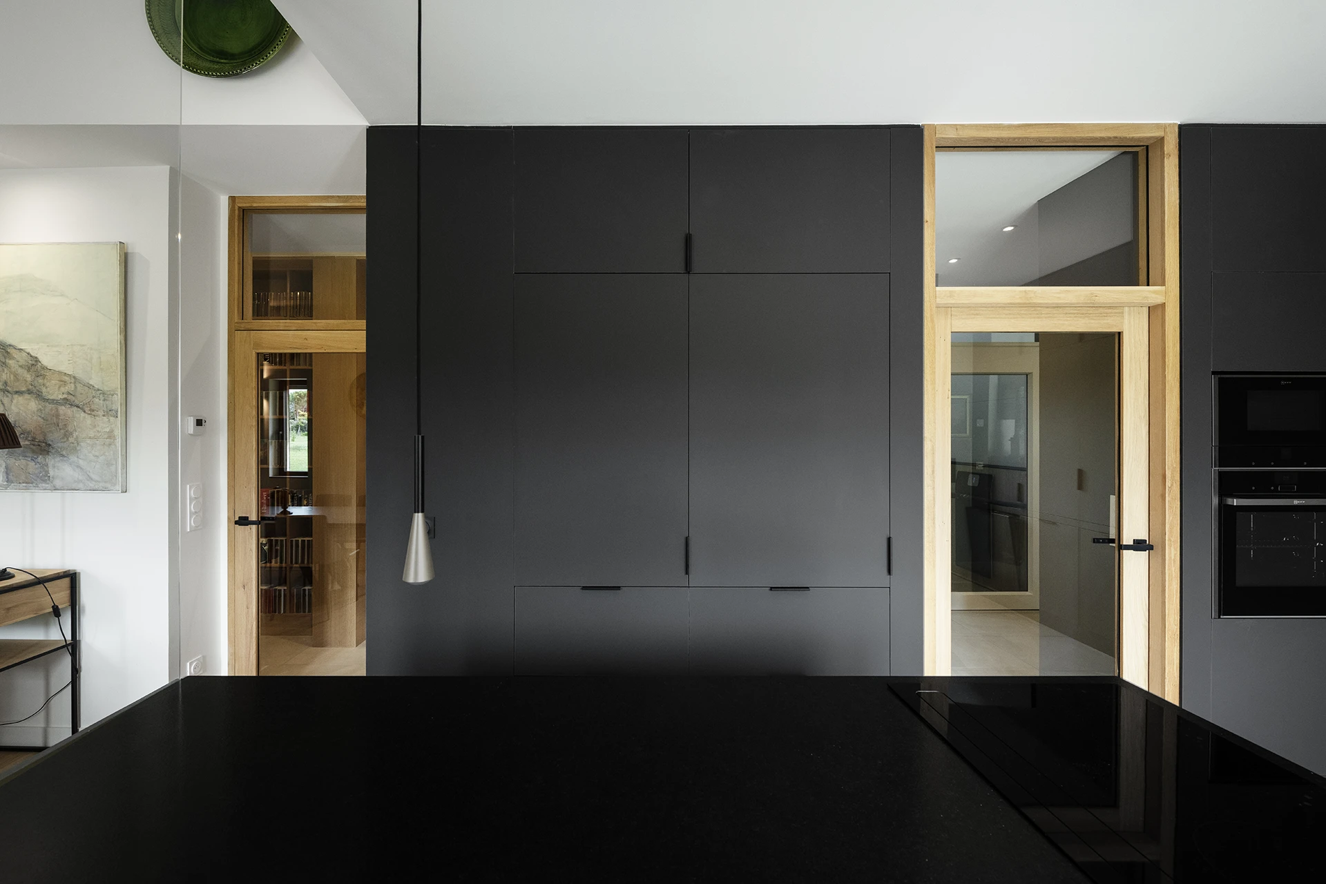 Réhabilitation complète de l’aile ouest d’une propriété familiale de vacances destinée à accueillir les Maîtres de maison en résidence principale.

« Projet-écrin », « sur-mesure » pour les collections d’Art contemporain, les antiquités et la bibliothèque des Maîtres d’ouvrages.