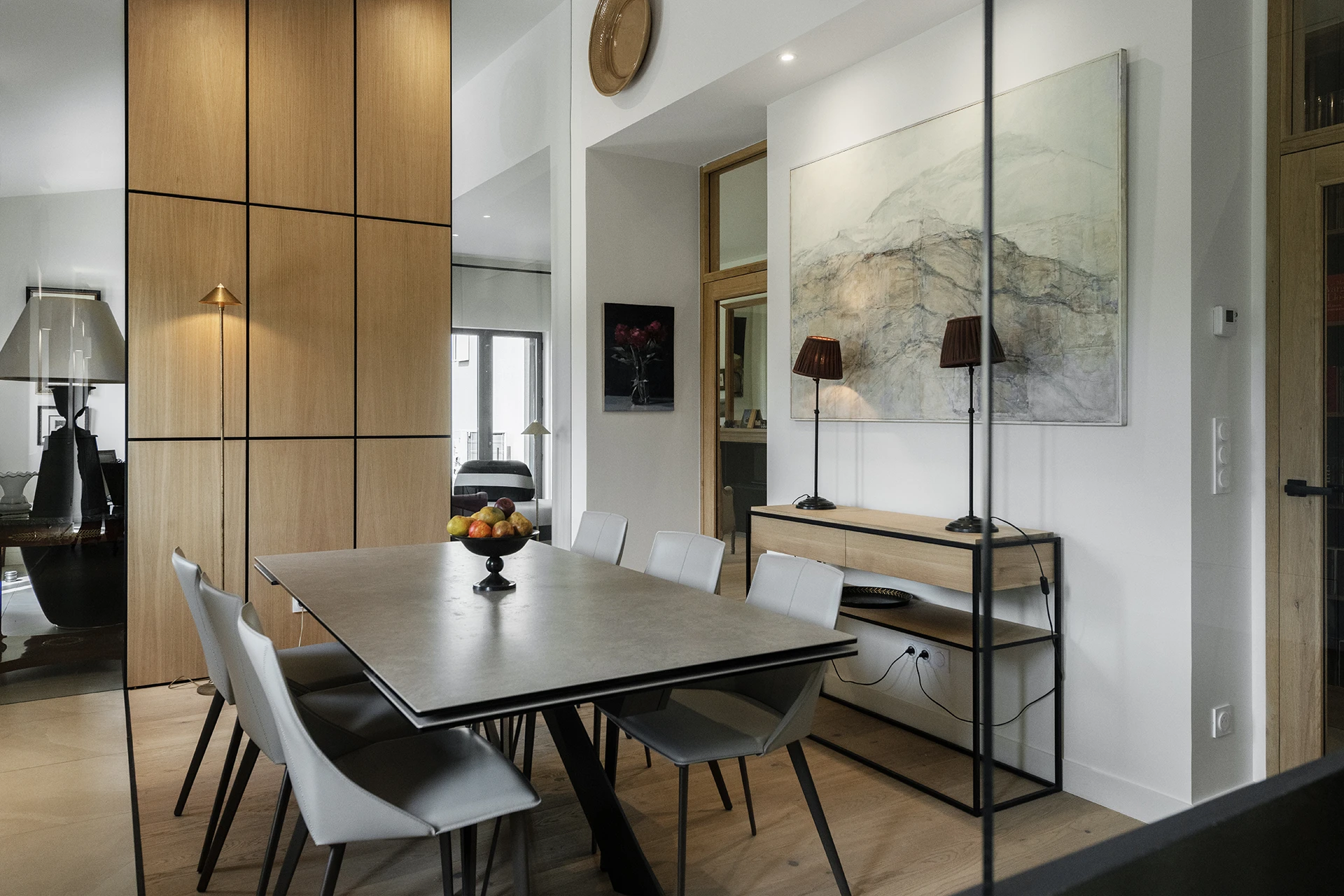 Réhabilitation complète de l’aile ouest d’une propriété familiale de vacances destinée à accueillir les Maîtres de maison en résidence principale.

« Projet-écrin », « sur-mesure » pour les collections d’Art contemporain, les antiquités et la bibliothèque des Maîtres d’ouvrages.