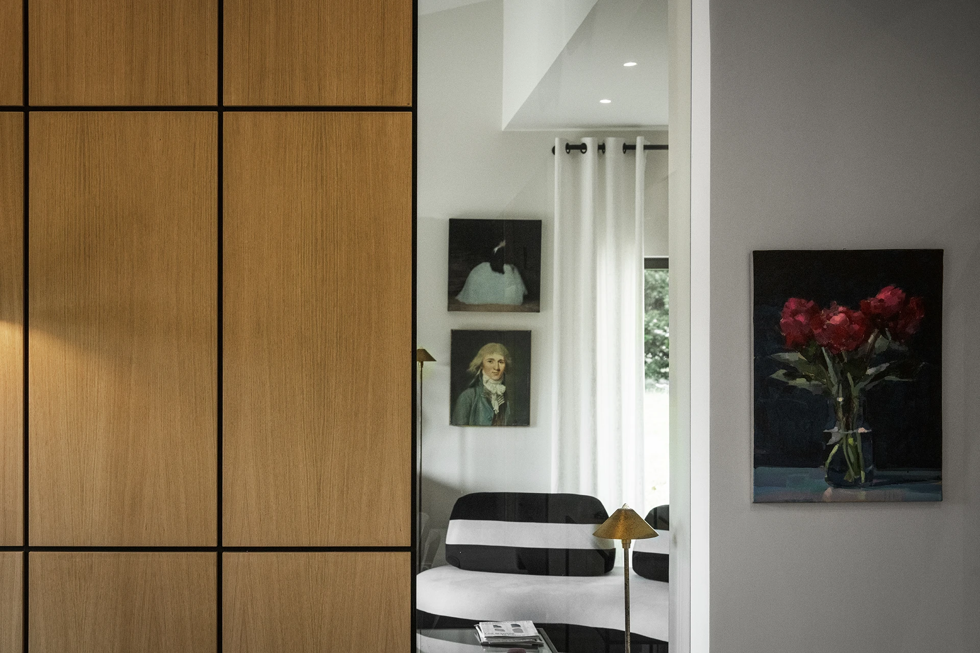 Réhabilitation complète de l’aile ouest d’une propriété familiale de vacances destinée à accueillir les Maîtres de maison en résidence principale.

« Projet-écrin », « sur-mesure » pour les collections d’Art contemporain, les antiquités et la bibliothèque des Maîtres d’ouvrages.