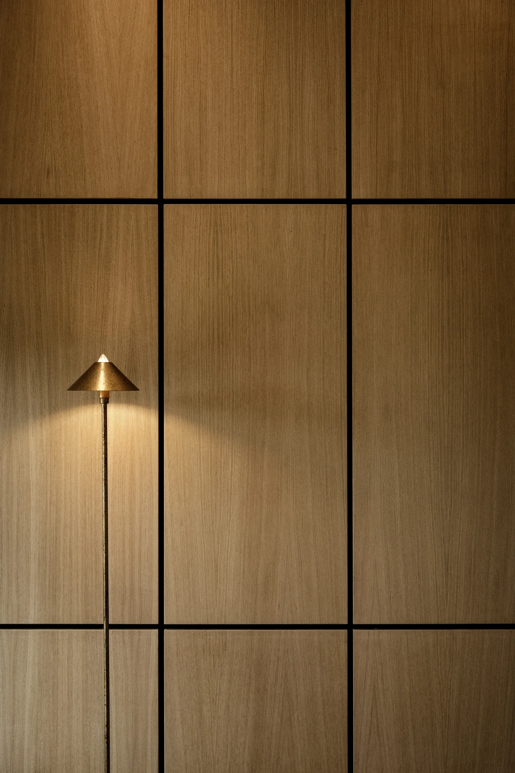 Réhabilitation complète de l’aile ouest d’une propriété familiale de vacances destinée à accueillir les Maîtres de maison en résidence principale.

« Projet-écrin », « sur-mesure » pour les collections d’Art contemporain, les antiquités et la bibliothèque des Maîtres d’ouvrages.