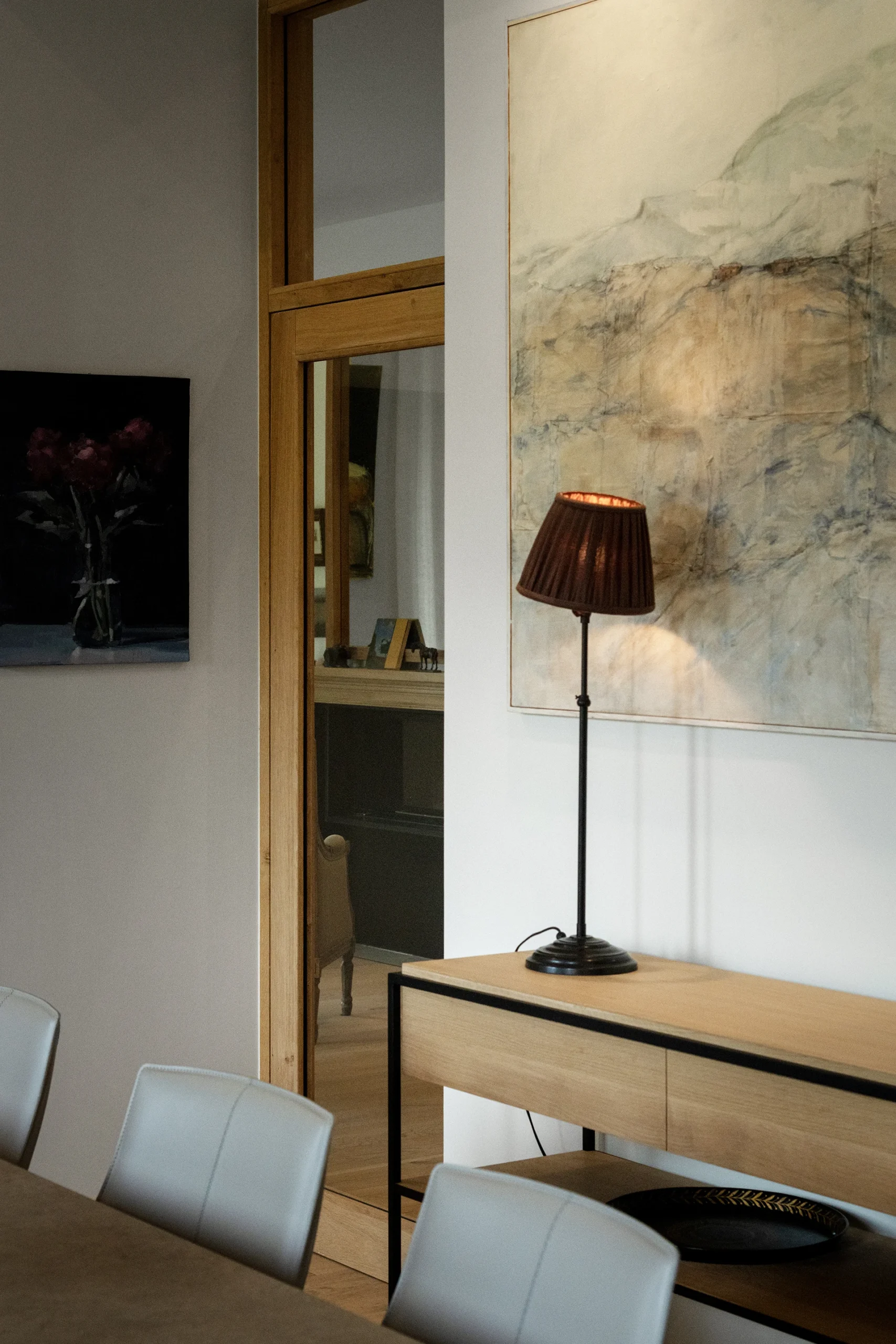 Réhabilitation complète de l’aile ouest d’une propriété familiale de vacances destinée à accueillir les Maîtres de maison en résidence principale.

« Projet-écrin », « sur-mesure » pour les collections d’Art contemporain, les antiquités et la bibliothèque des Maîtres d’ouvrages.