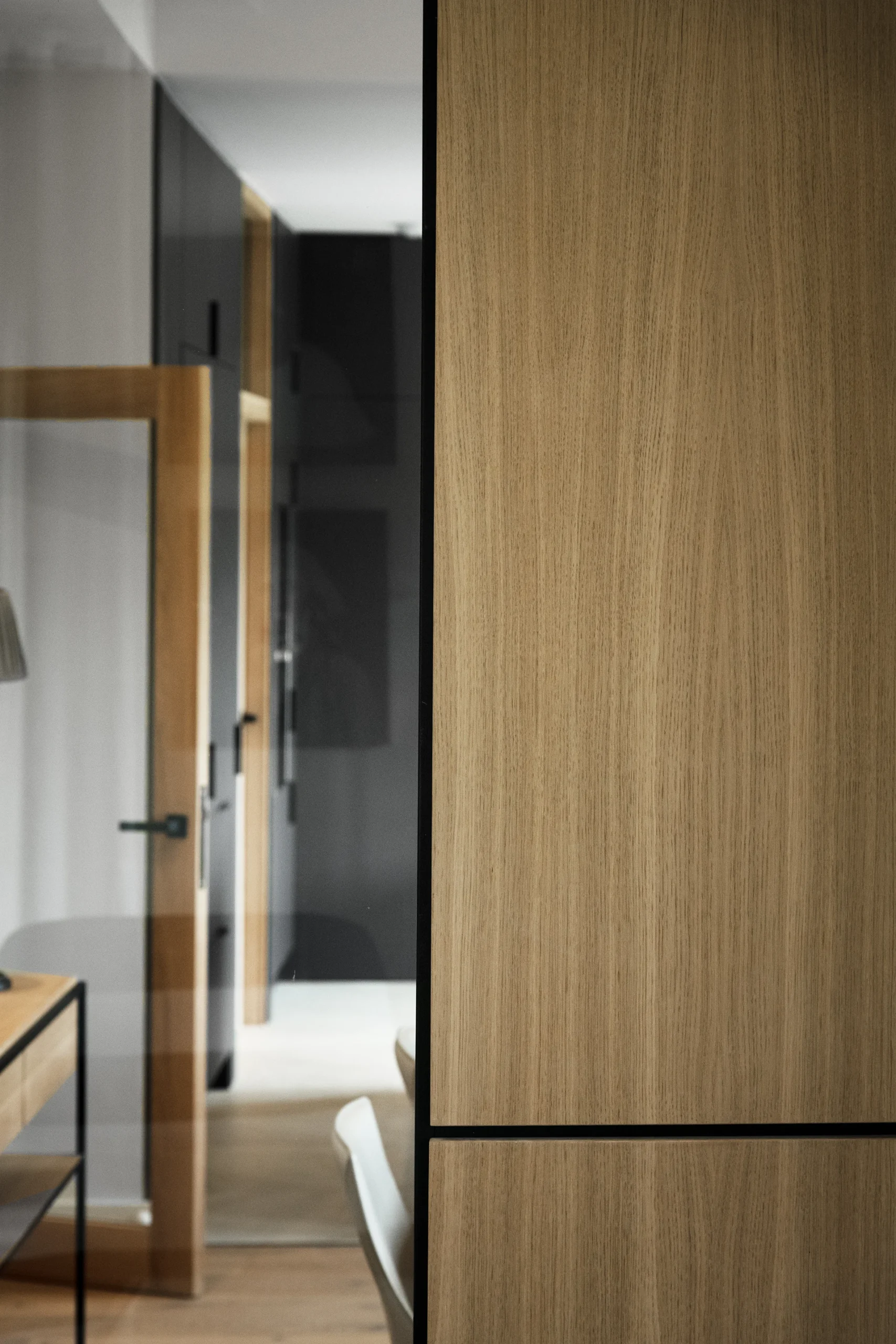 Réhabilitation complète de l’aile ouest d’une propriété familiale de vacances destinée à accueillir les Maîtres de maison en résidence principale.

« Projet-écrin », « sur-mesure » pour les collections d’Art contemporain, les antiquités et la bibliothèque des Maîtres d’ouvrages.