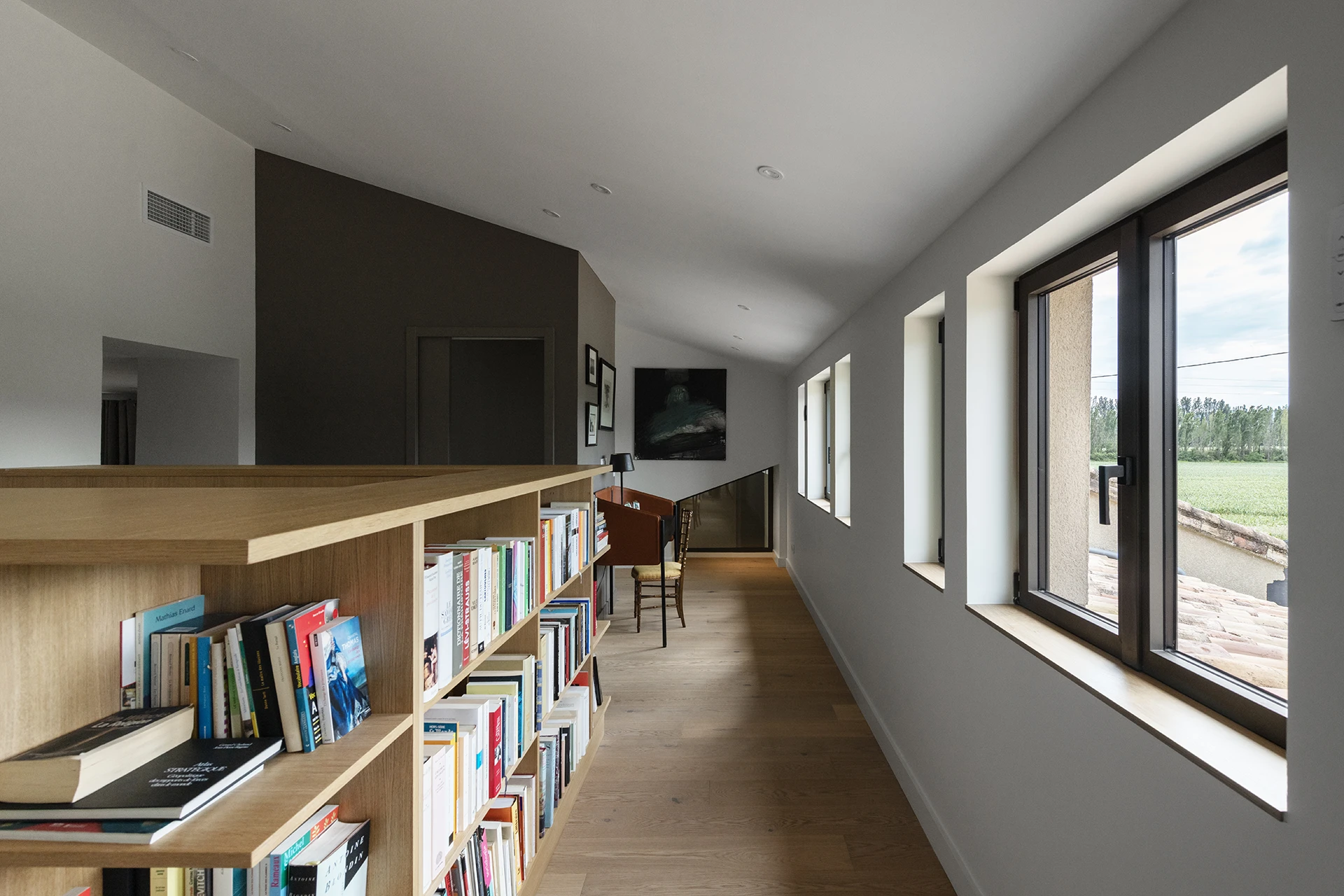 Réhabilitation complète de l’aile ouest d’une propriété familiale de vacances destinée à accueillir les Maîtres de maison en résidence principale.

« Projet-écrin », « sur-mesure » pour les collections d’Art contemporain, les antiquités et la bibliothèque des Maîtres d’ouvrages.