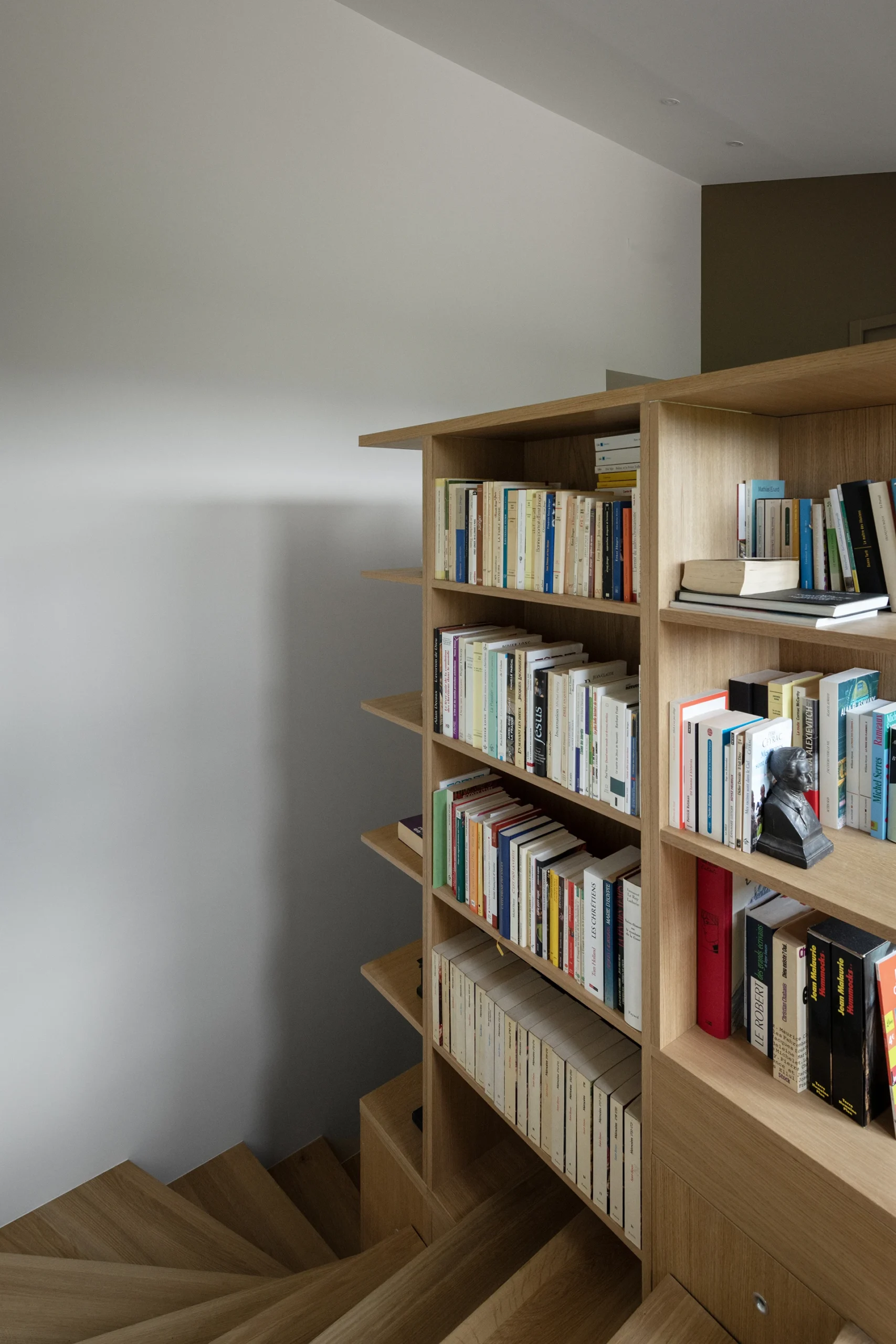 Réhabilitation complète de l’aile ouest d’une propriété familiale de vacances destinée à accueillir les Maîtres de maison en résidence principale.

« Projet-écrin », « sur-mesure » pour les collections d’Art contemporain, les antiquités et la bibliothèque des Maîtres d’ouvrages.