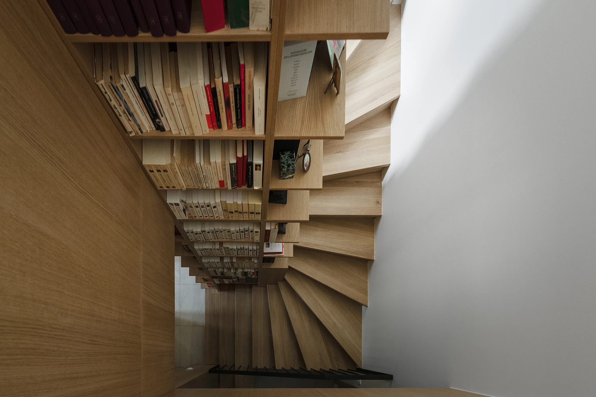 Réhabilitation complète de l’aile ouest d’une propriété familiale de vacances destinée à accueillir les Maîtres de maison en résidence principale.

« Projet-écrin », « sur-mesure » pour les collections d’Art contemporain, les antiquités et la bibliothèque des Maîtres d’ouvrages.