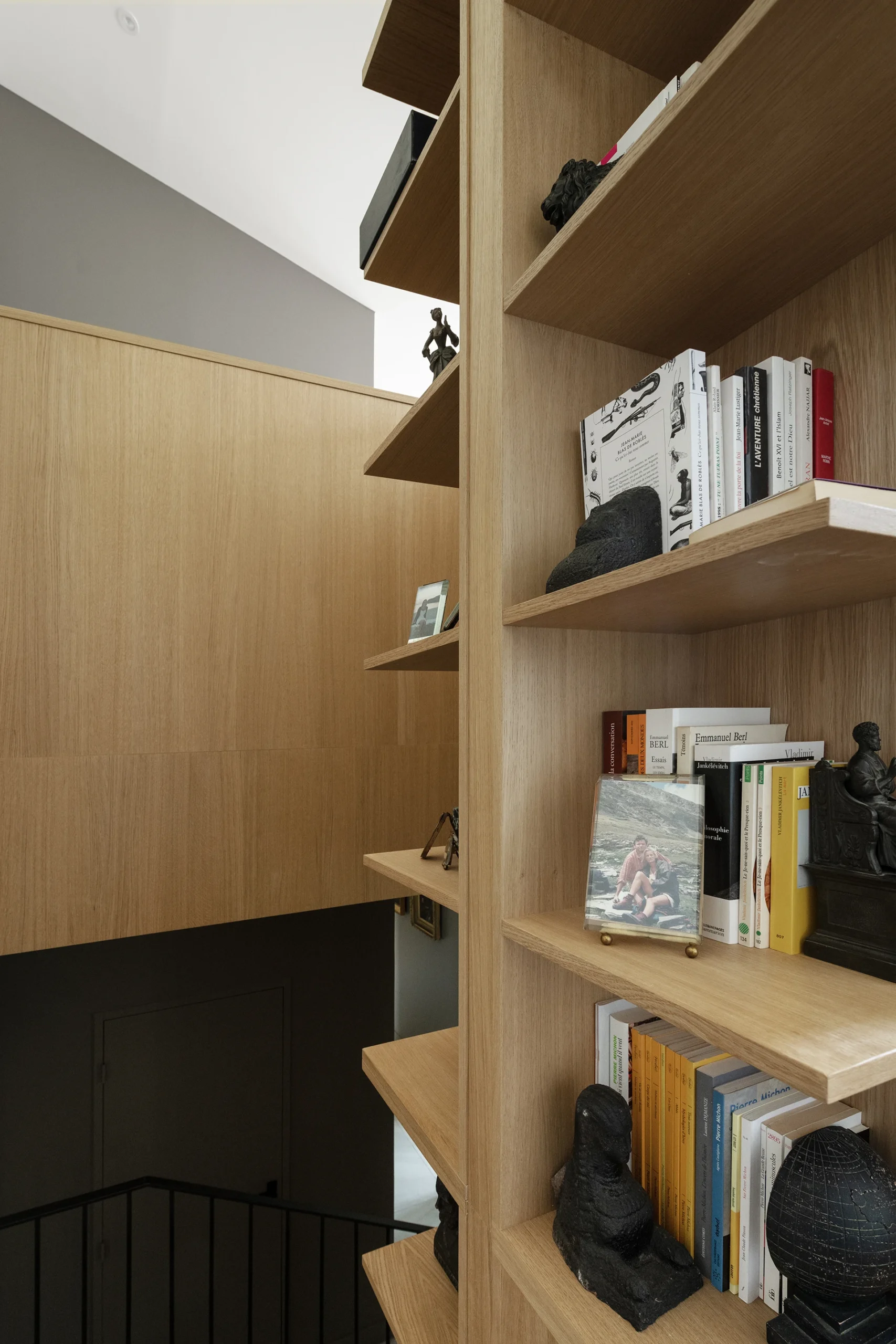 Réhabilitation complète de l’aile ouest d’une propriété familiale de vacances destinée à accueillir les Maîtres de maison en résidence principale.

« Projet-écrin », « sur-mesure » pour les collections d’Art contemporain, les antiquités et la bibliothèque des Maîtres d’ouvrages.