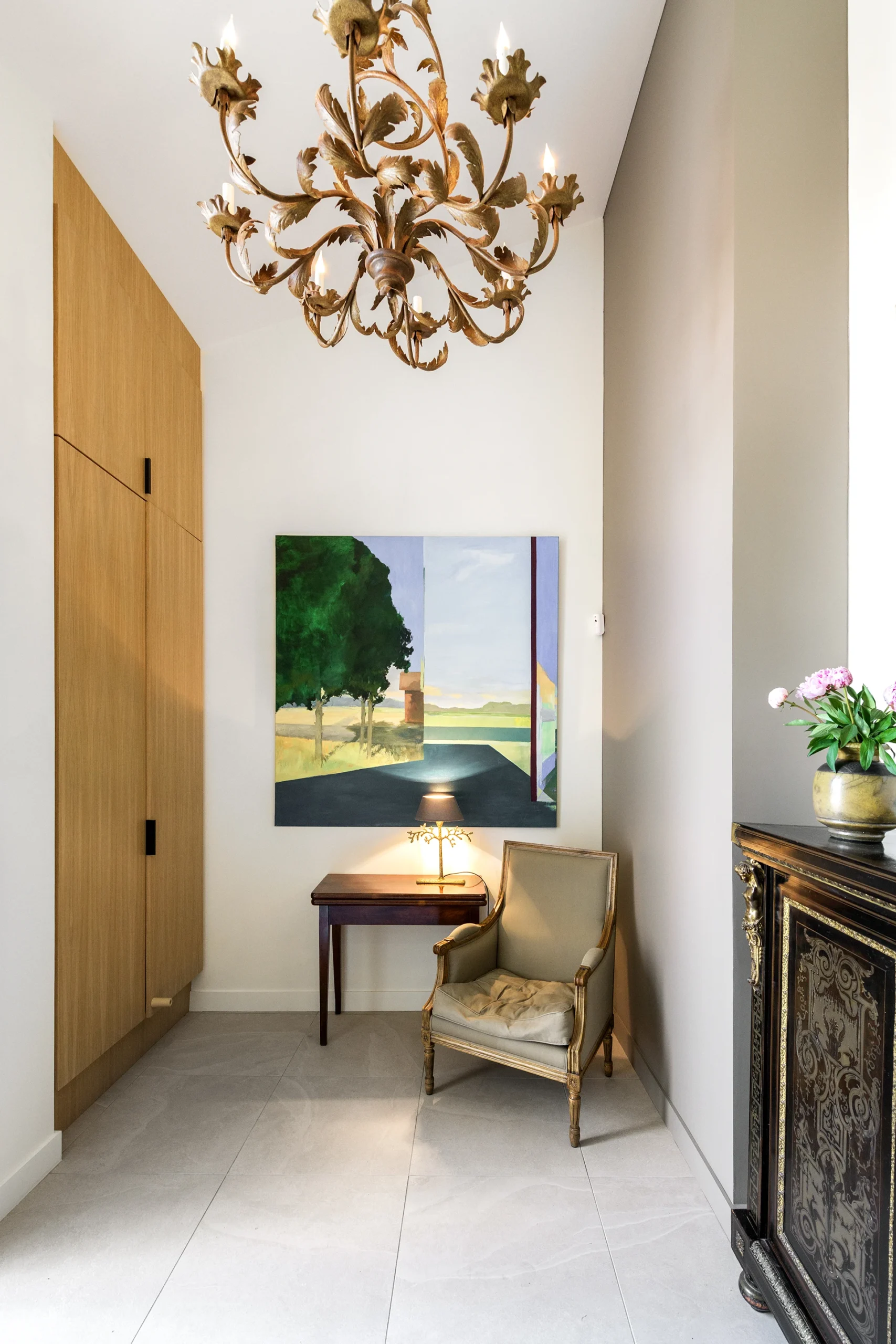 Réhabilitation complète de l’aile ouest d’une propriété familiale de vacances destinée à accueillir les Maîtres de maison en résidence principale.

« Projet-écrin », « sur-mesure » pour les collections d’Art contemporain, les antiquités et la bibliothèque des Maîtres d’ouvrages.