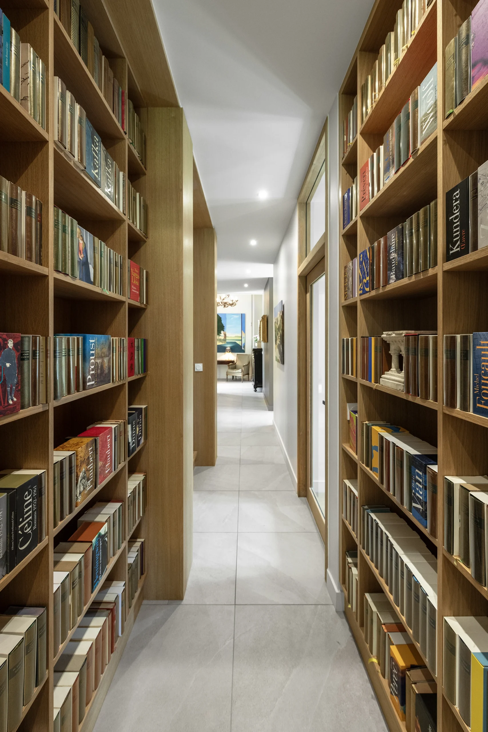 Réhabilitation complète de l’aile ouest d’une propriété familiale de vacances destinée à accueillir les Maîtres de maison en résidence principale.

« Projet-écrin », « sur-mesure » pour les collections d’Art contemporain, les antiquités et la bibliothèque des Maîtres d’ouvrages.