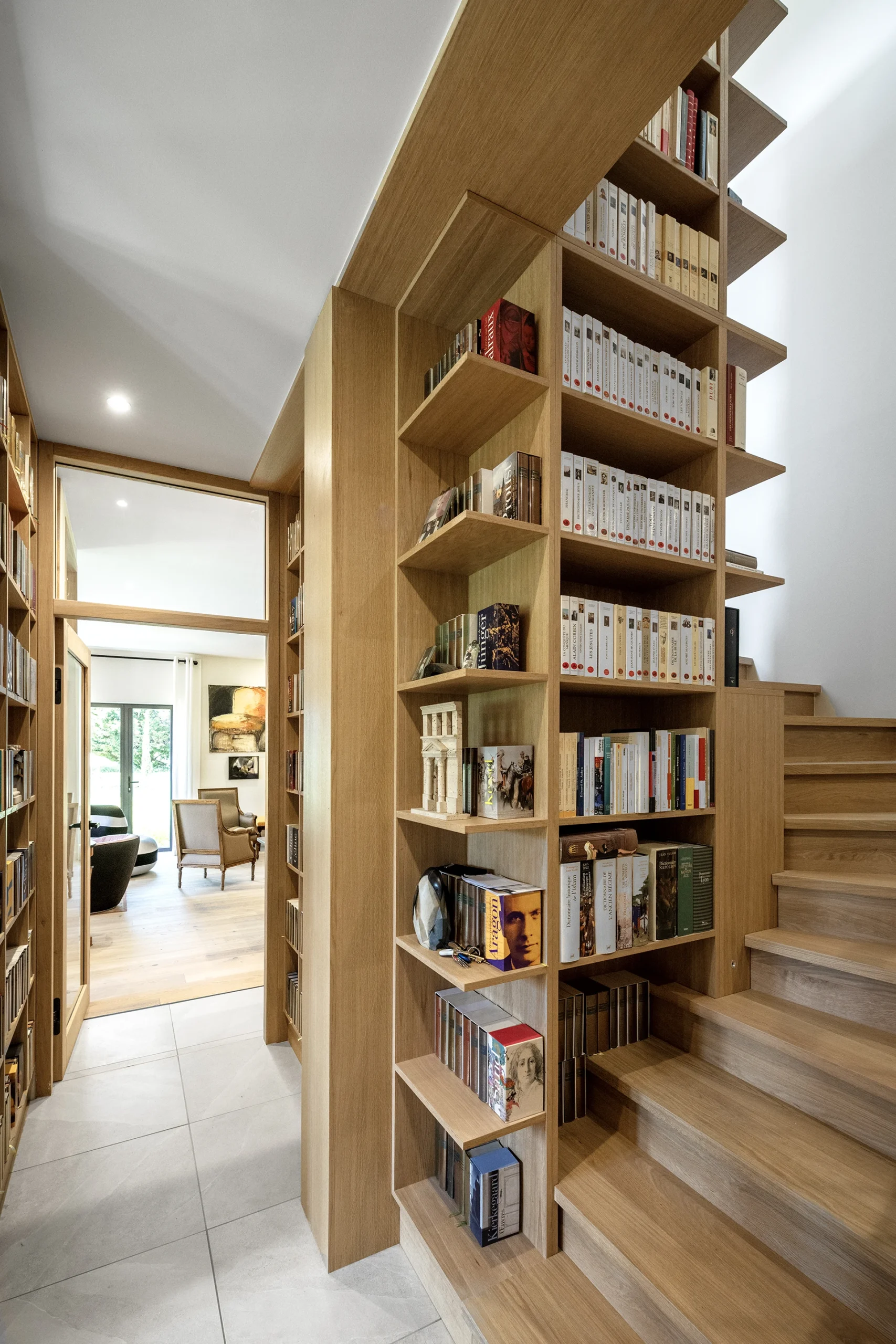 Réhabilitation complète de l’aile ouest d’une propriété familiale de vacances destinée à accueillir les Maîtres de maison en résidence principale.

« Projet-écrin », « sur-mesure » pour les collections d’Art contemporain, les antiquités et la bibliothèque des Maîtres d’ouvrages.