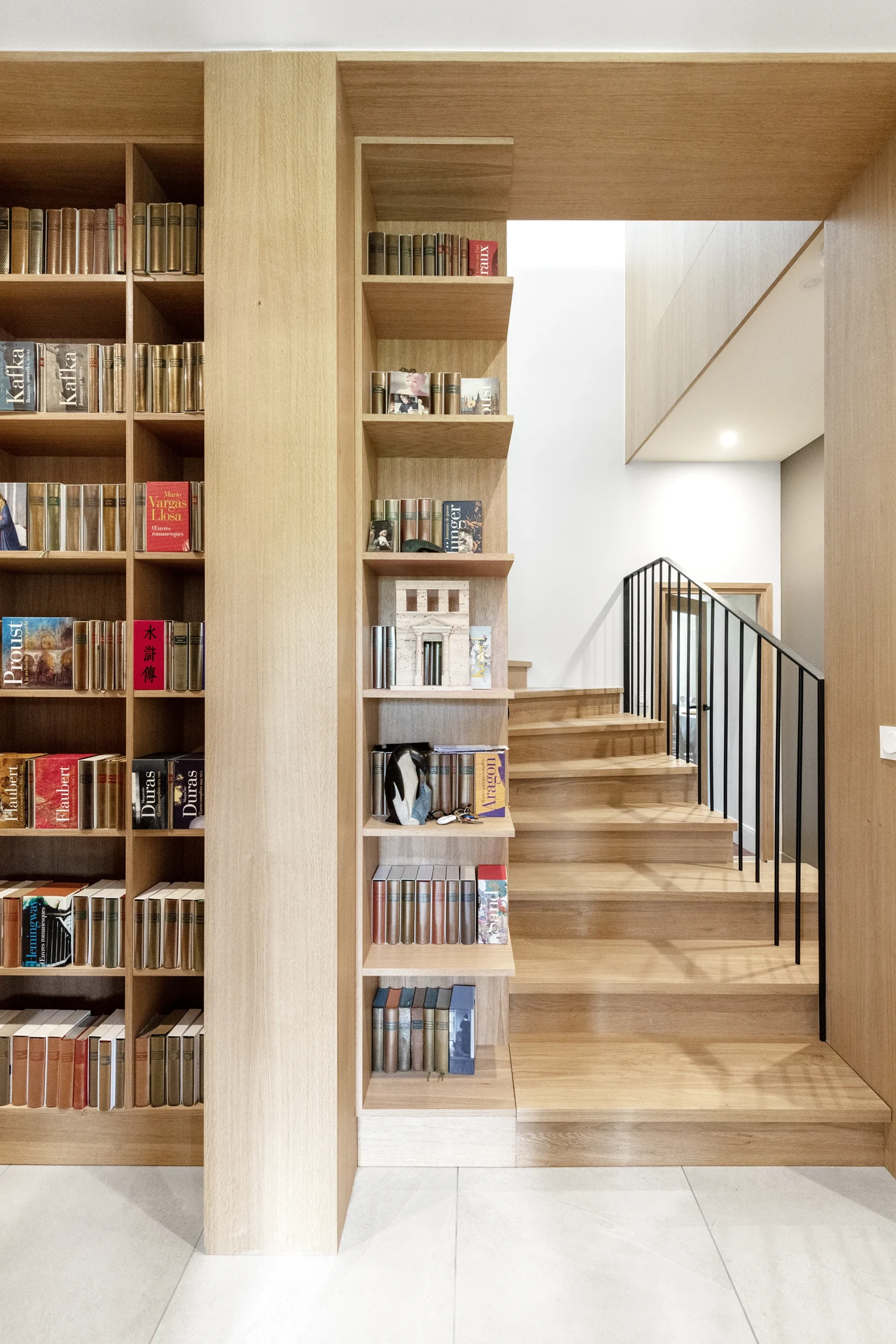 Réhabilitation complète de l’aile ouest d’une propriété familiale de vacances destinée à accueillir les Maîtres de maison en résidence principale.

« Projet-écrin », « sur-mesure » pour les collections d’Art contemporain, les antiquités et la bibliothèque des Maîtres d’ouvrages.