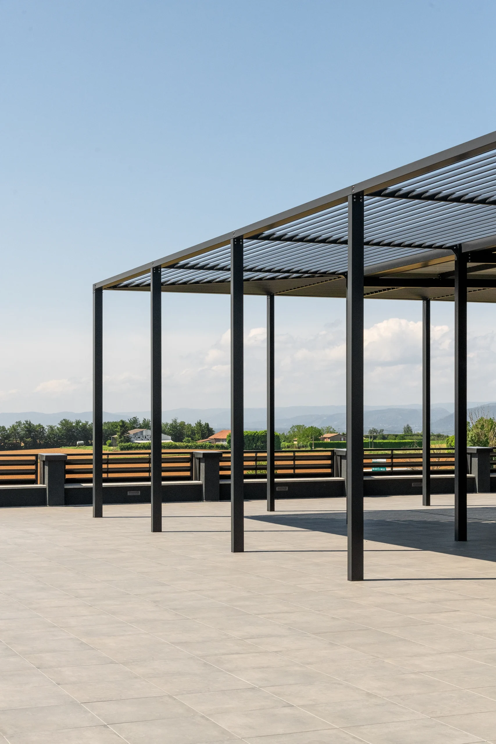 Le nouveau siège social d’un leader français de la maison individuelle affirme les valeurs de la marque à travers une architecture monolithique, moderne et pérenne. Les espaces, organisés autour d’un noyau technique central, offrent souplesse et évolutivité, tandis que les ambiances intérieures et la grande terrasse panoramique renforcent la qualité d’usage.