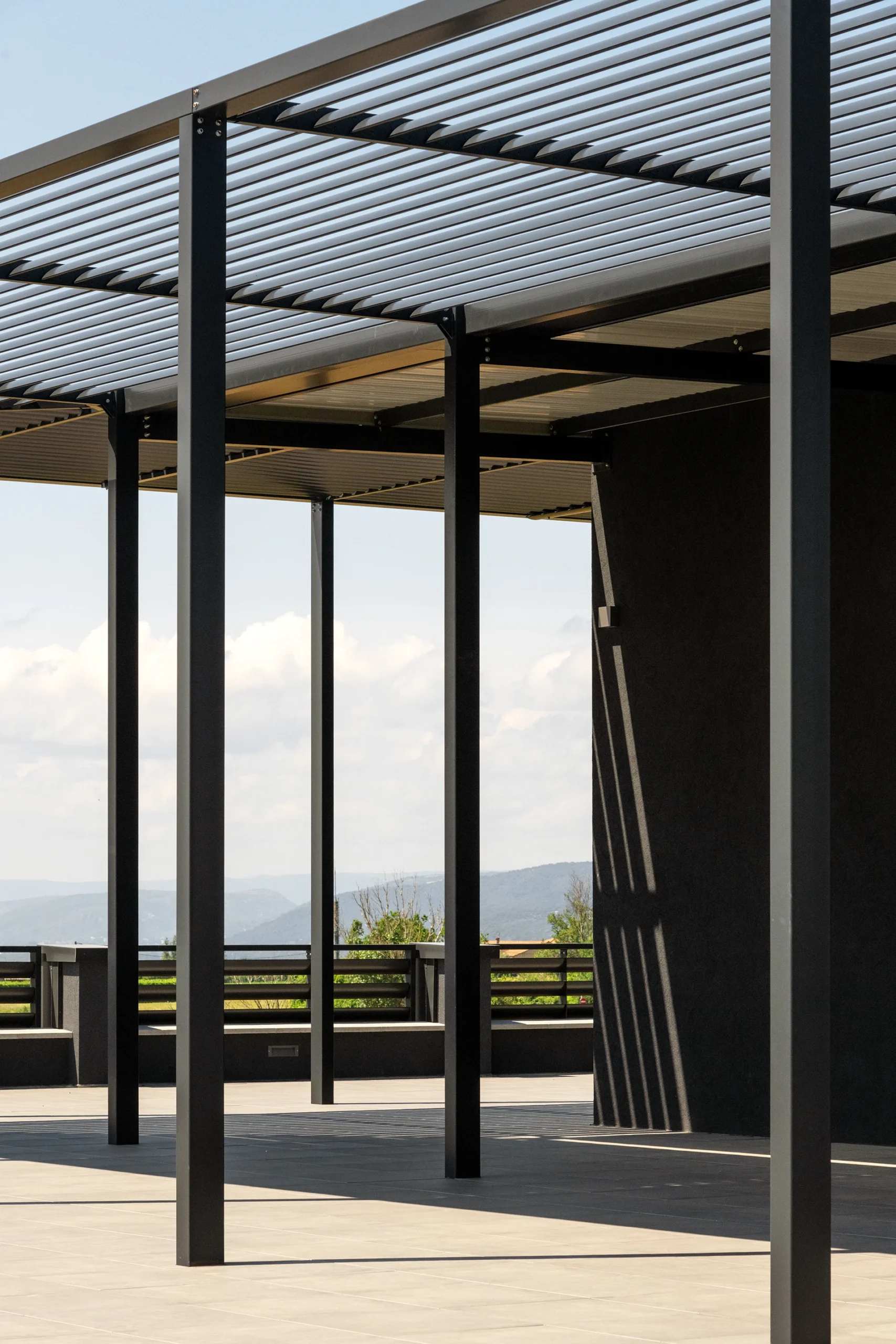 Le nouveau siège social d’un leader français de la maison individuelle affirme les valeurs de la marque à travers une architecture monolithique, moderne et pérenne. Les espaces, organisés autour d’un noyau technique central, offrent souplesse et évolutivité, tandis que les ambiances intérieures et la grande terrasse panoramique renforcent la qualité d’usage.