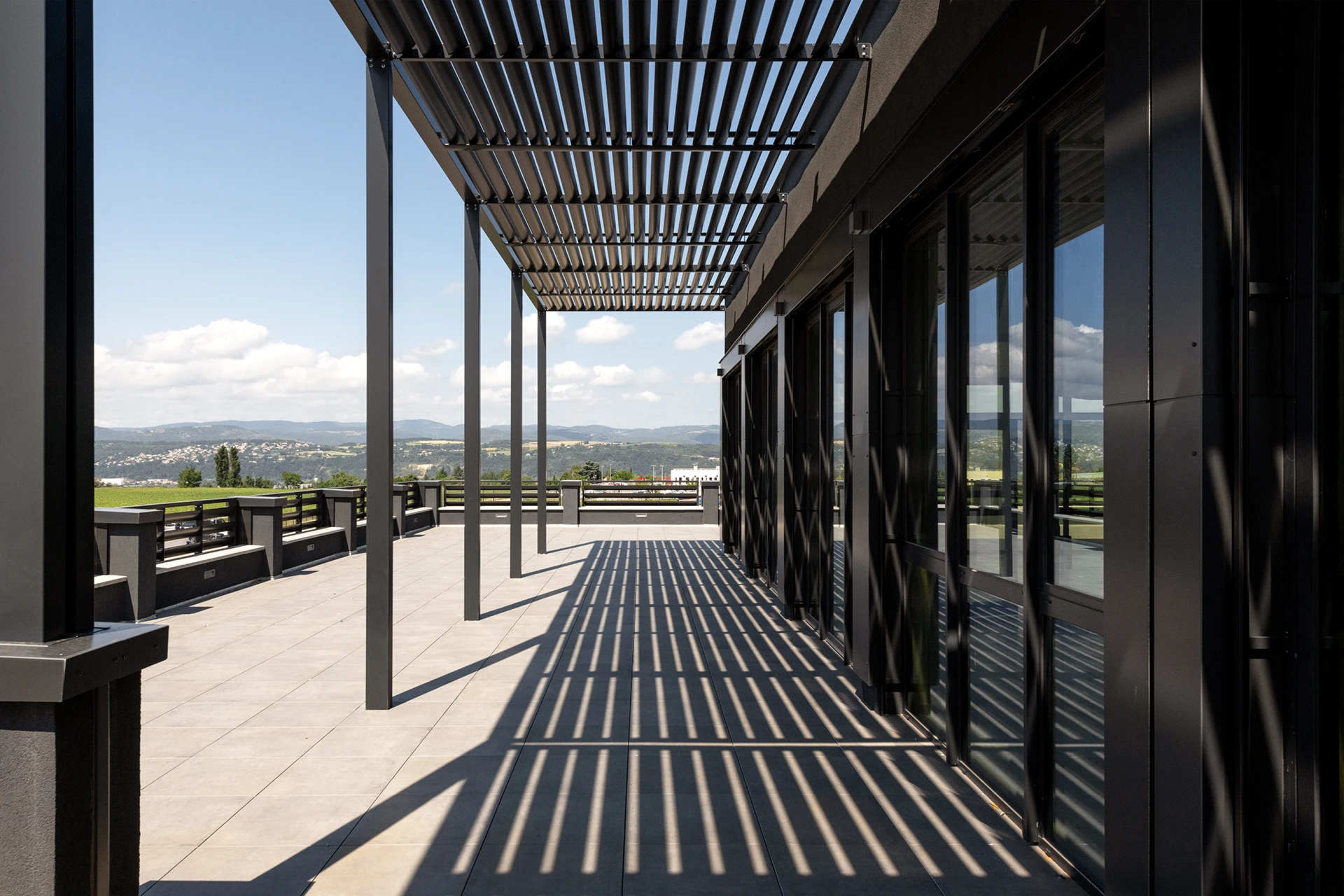 Le nouveau siège social d’un leader français de la maison individuelle affirme les valeurs de la marque à travers une architecture monolithique, moderne et pérenne. Les espaces, organisés autour d’un noyau technique central, offrent souplesse et évolutivité, tandis que les ambiances intérieures et la grande terrasse panoramique renforcent la qualité d’usage.