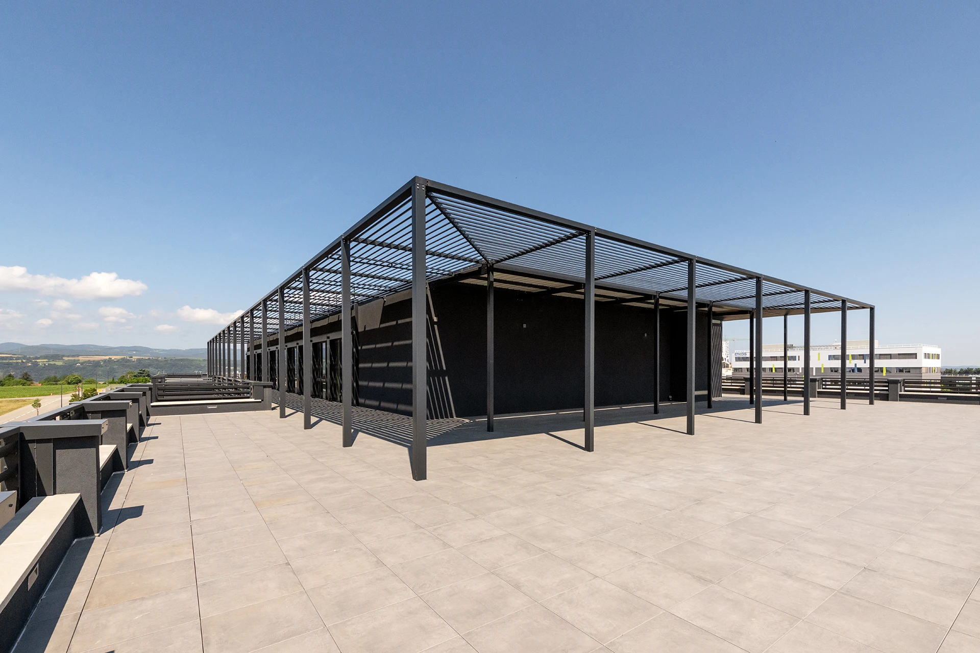 Le nouveau siège social d’un leader français de la maison individuelle affirme les valeurs de la marque à travers une architecture monolithique, moderne et pérenne. Les espaces, organisés autour d’un noyau technique central, offrent souplesse et évolutivité, tandis que les ambiances intérieures et la grande terrasse panoramique renforcent la qualité d’usage.