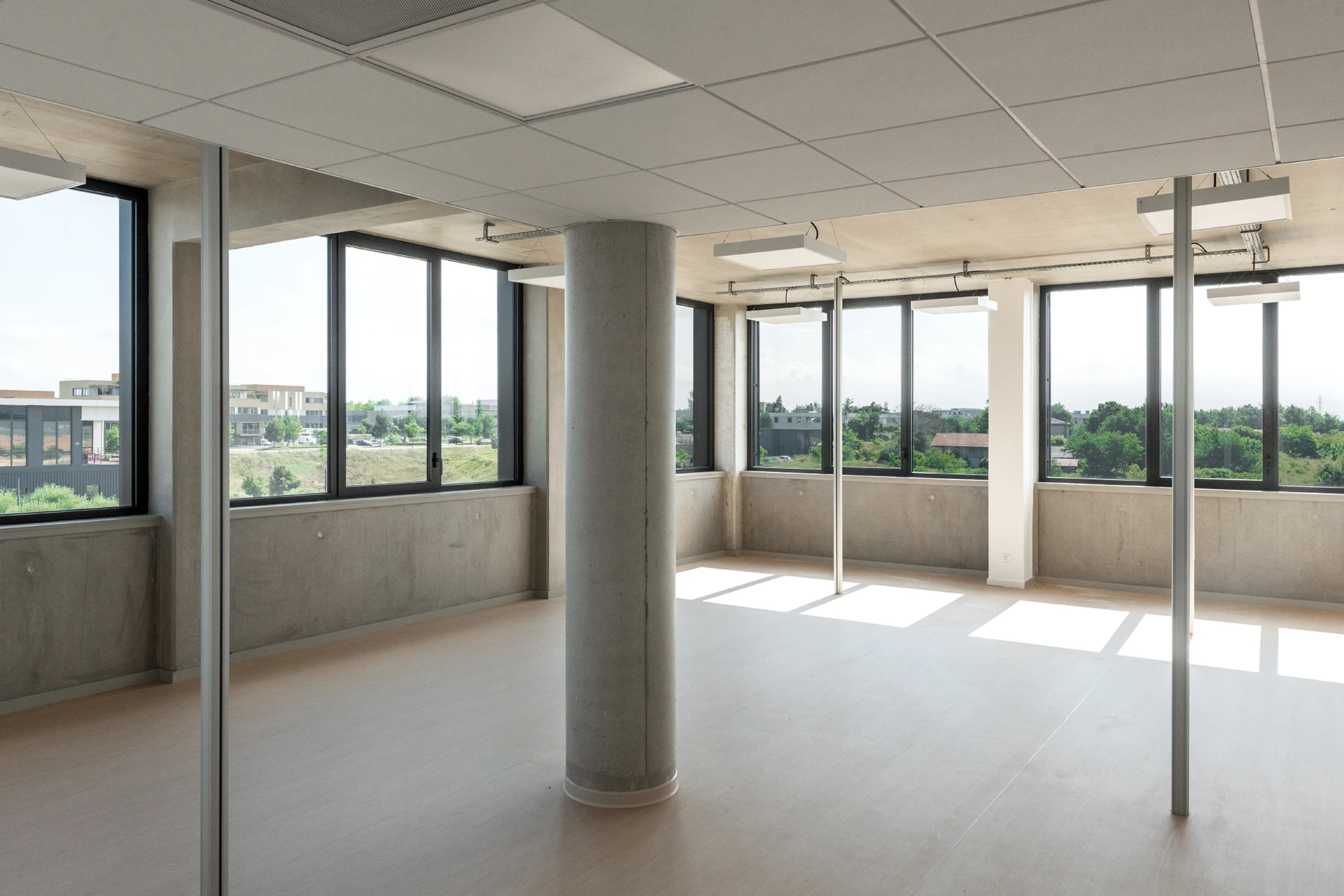 Le nouveau siège social d’un leader français de la maison individuelle affirme les valeurs de la marque à travers une architecture monolithique, moderne et pérenne. Les espaces, organisés autour d’un noyau technique central, offrent souplesse et évolutivité, tandis que les ambiances intérieures et la grande terrasse panoramique renforcent la qualité d’usage.