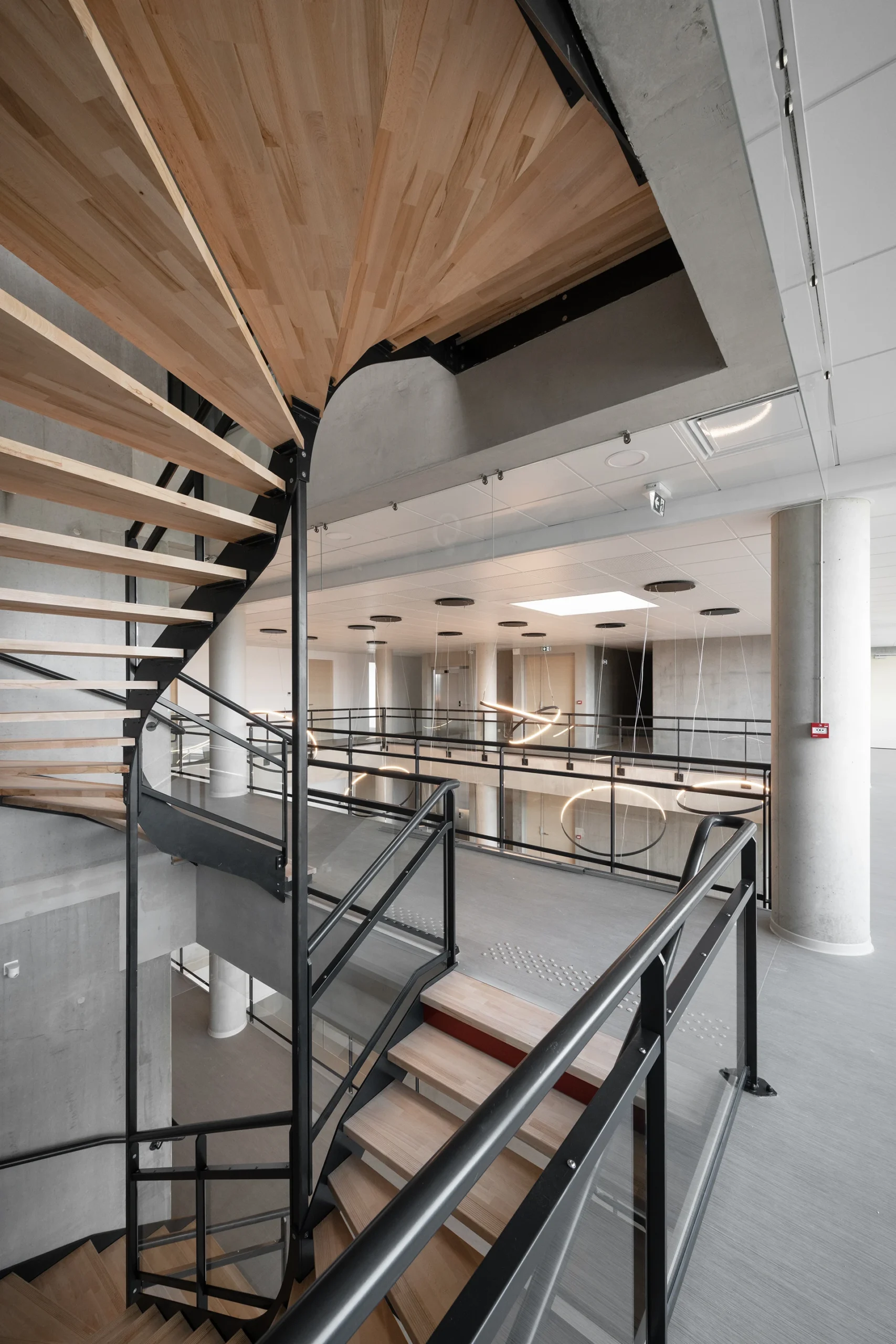 Le nouveau siège social d’un leader français de la maison individuelle affirme les valeurs de la marque à travers une architecture monolithique, moderne et pérenne. Les espaces, organisés autour d’un noyau technique central, offrent souplesse et évolutivité, tandis que les ambiances intérieures et la grande terrasse panoramique renforcent la qualité d’usage.