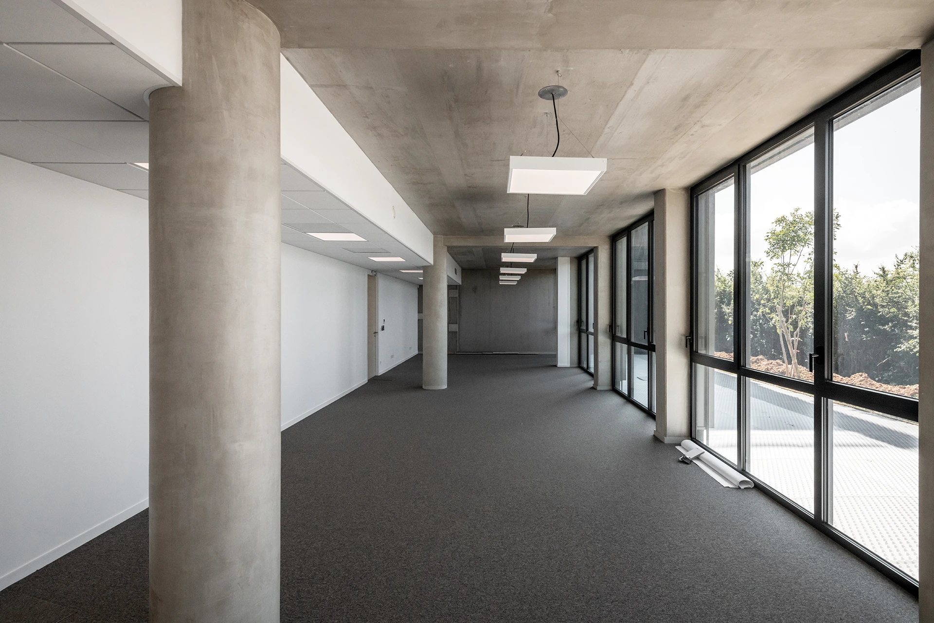 Le nouveau siège social d’un leader français de la maison individuelle affirme les valeurs de la marque à travers une architecture monolithique, moderne et pérenne. Les espaces, organisés autour d’un noyau technique central, offrent souplesse et évolutivité, tandis que les ambiances intérieures et la grande terrasse panoramique renforcent la qualité d’usage.