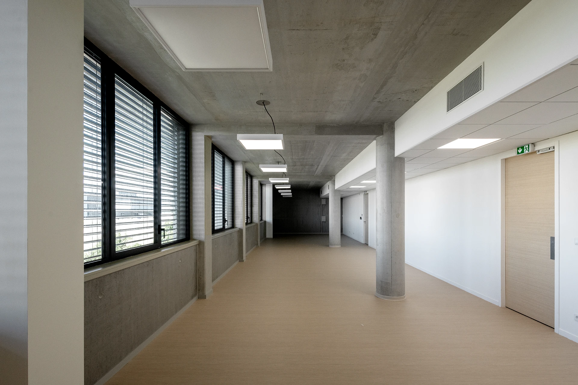 Le nouveau siège social d’un leader français de la maison individuelle affirme les valeurs de la marque à travers une architecture monolithique, moderne et pérenne. Les espaces, organisés autour d’un noyau technique central, offrent souplesse et évolutivité, tandis que les ambiances intérieures et la grande terrasse panoramique renforcent la qualité d’usage.