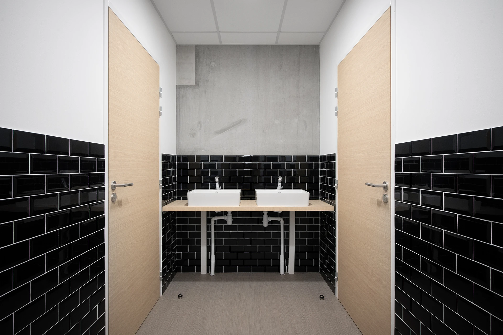 Le nouveau siège social d’un leader français de la maison individuelle affirme les valeurs de la marque à travers une architecture monolithique, moderne et pérenne. Les espaces, organisés autour d’un noyau technique central, offrent souplesse et évolutivité, tandis que les ambiances intérieures et la grande terrasse panoramique renforcent la qualité d’usage.