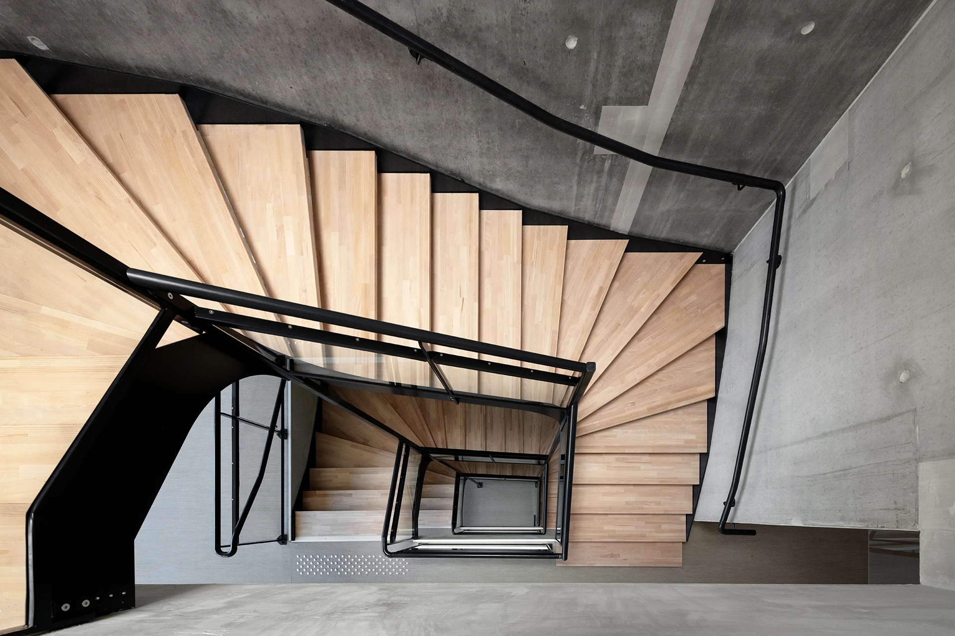 Le nouveau siège social d’un leader français de la maison individuelle affirme les valeurs de la marque à travers une architecture monolithique, moderne et pérenne. Les espaces, organisés autour d’un noyau technique central, offrent souplesse et évolutivité, tandis que les ambiances intérieures et la grande terrasse panoramique renforcent la qualité d’usage.