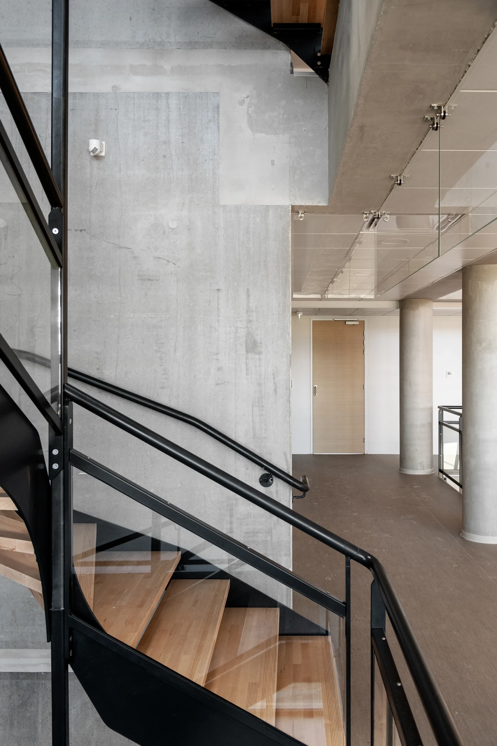 Le nouveau siège social d’un leader français de la maison individuelle affirme les valeurs de la marque à travers une architecture monolithique, moderne et pérenne. Les espaces, organisés autour d’un noyau technique central, offrent souplesse et évolutivité, tandis que les ambiances intérieures et la grande terrasse panoramique renforcent la qualité d’usage.