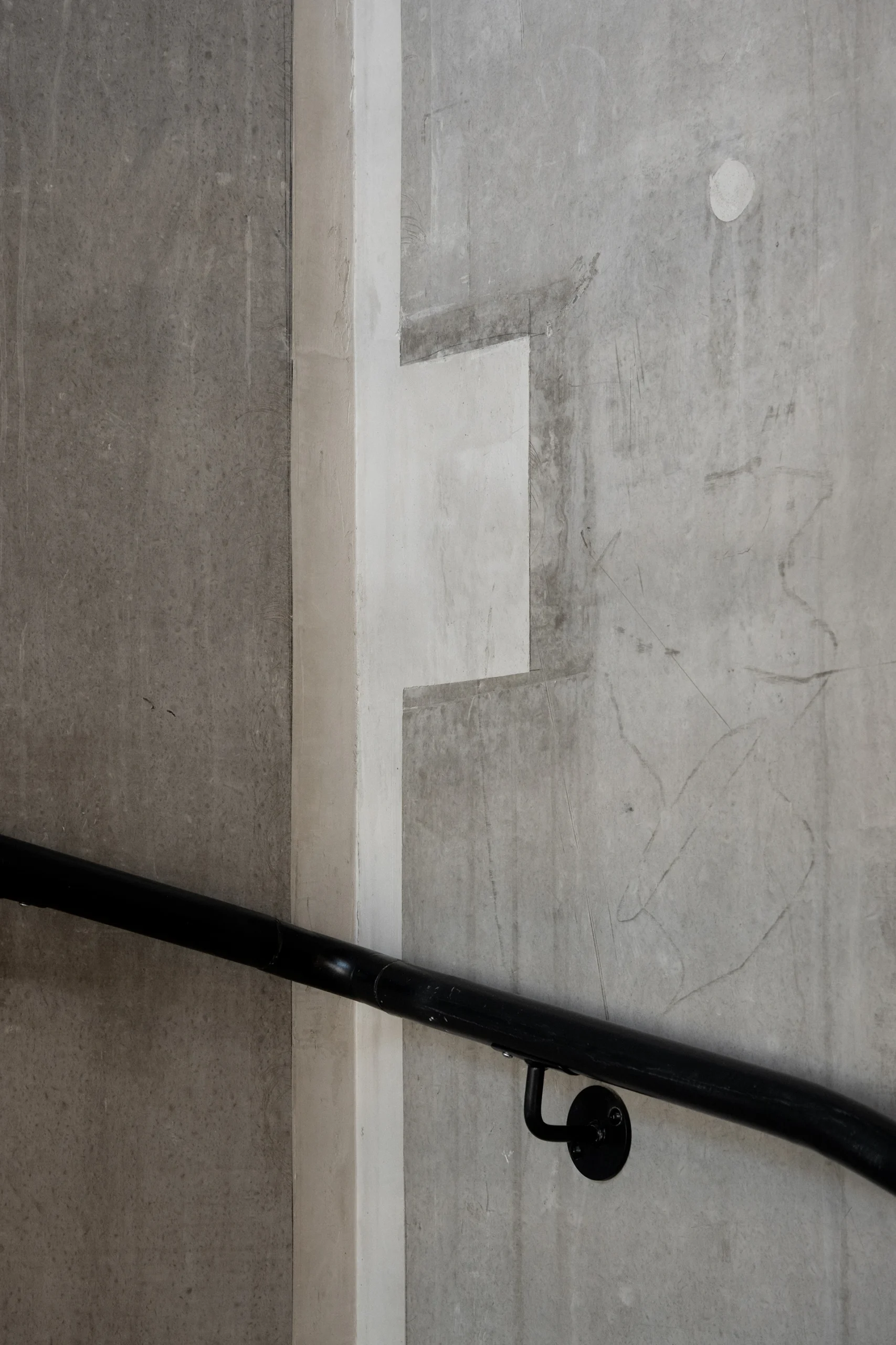 Le nouveau siège social d’un leader français de la maison individuelle affirme les valeurs de la marque à travers une architecture monolithique, moderne et pérenne. Les espaces, organisés autour d’un noyau technique central, offrent souplesse et évolutivité, tandis que les ambiances intérieures et la grande terrasse panoramique renforcent la qualité d’usage.