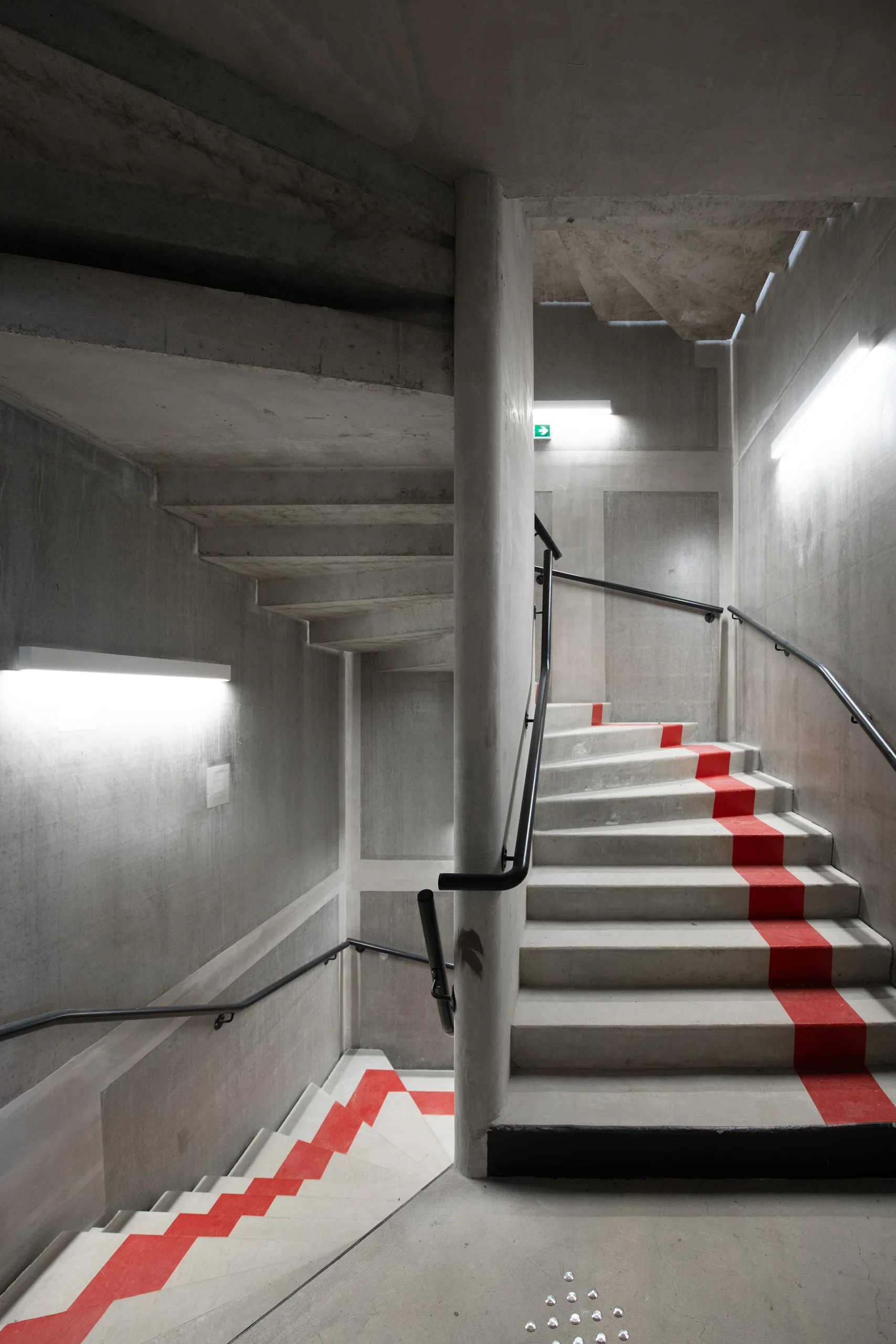 Le nouveau siège social d’un leader français de la maison individuelle affirme les valeurs de la marque à travers une architecture monolithique, moderne et pérenne. Les espaces, organisés autour d’un noyau technique central, offrent souplesse et évolutivité, tandis que les ambiances intérieures et la grande terrasse panoramique renforcent la qualité d’usage.