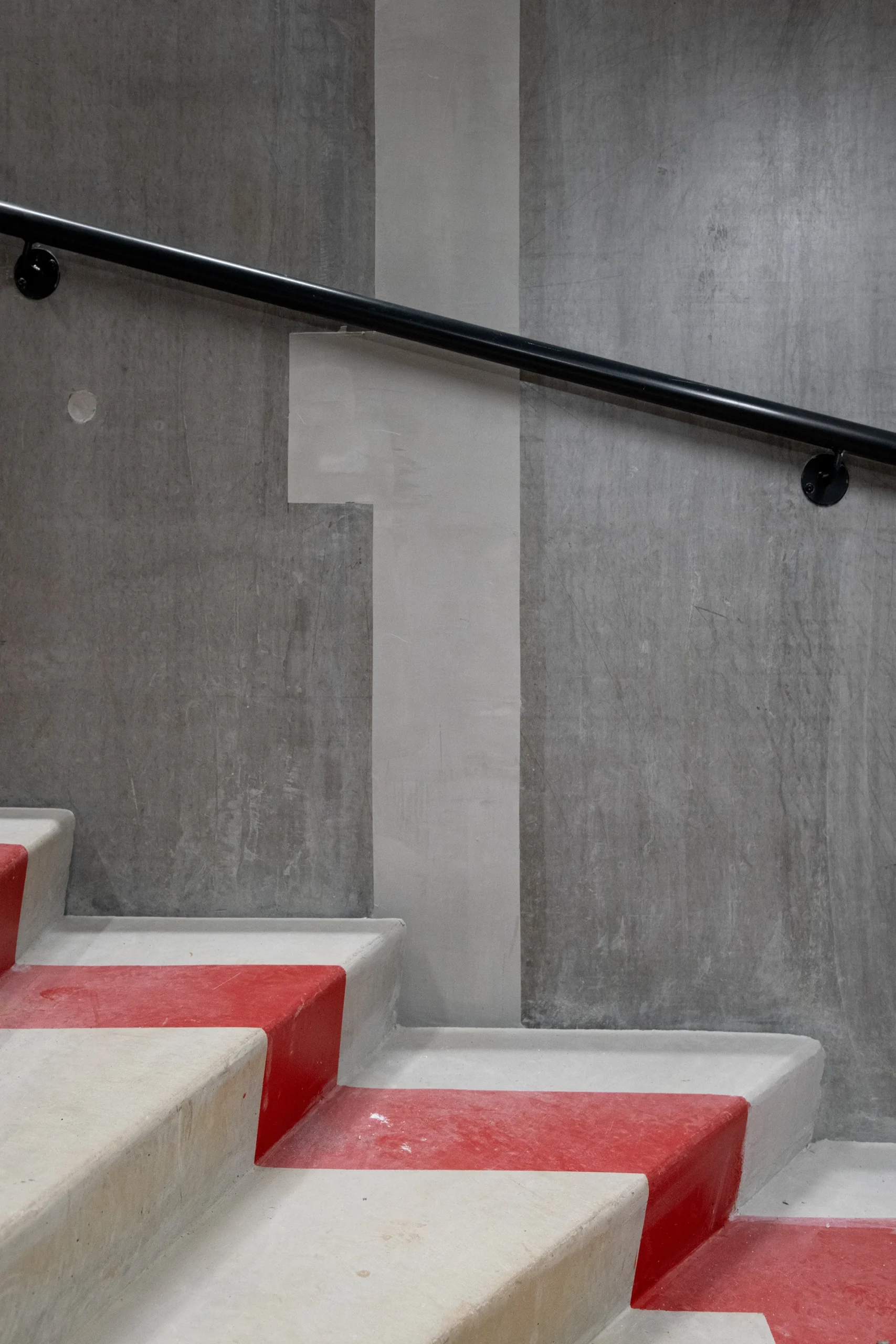 Le nouveau siège social d’un leader français de la maison individuelle affirme les valeurs de la marque à travers une architecture monolithique, moderne et pérenne. Les espaces, organisés autour d’un noyau technique central, offrent souplesse et évolutivité, tandis que les ambiances intérieures et la grande terrasse panoramique renforcent la qualité d’usage.