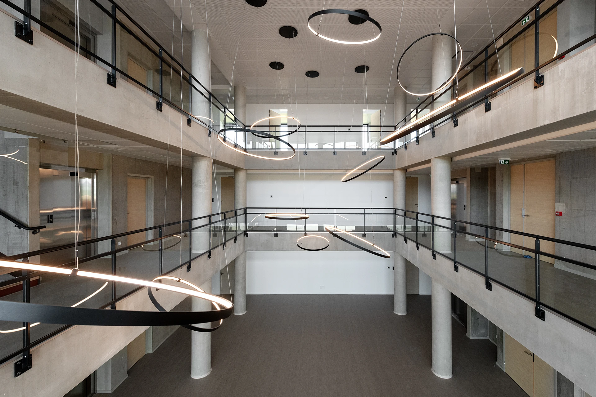 Le nouveau siège social d’un leader français de la maison individuelle affirme les valeurs de la marque à travers une architecture monolithique, moderne et pérenne. Les espaces, organisés autour d’un noyau technique central, offrent souplesse et évolutivité, tandis que les ambiances intérieures et la grande terrasse panoramique renforcent la qualité d’usage.