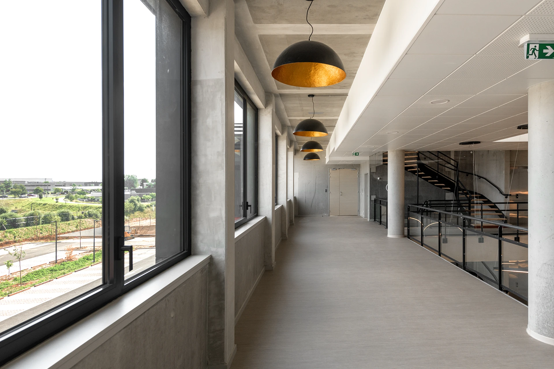 Le nouveau siège social d’un leader français de la maison individuelle affirme les valeurs de la marque à travers une architecture monolithique, moderne et pérenne. Les espaces, organisés autour d’un noyau technique central, offrent souplesse et évolutivité, tandis que les ambiances intérieures et la grande terrasse panoramique renforcent la qualité d’usage.