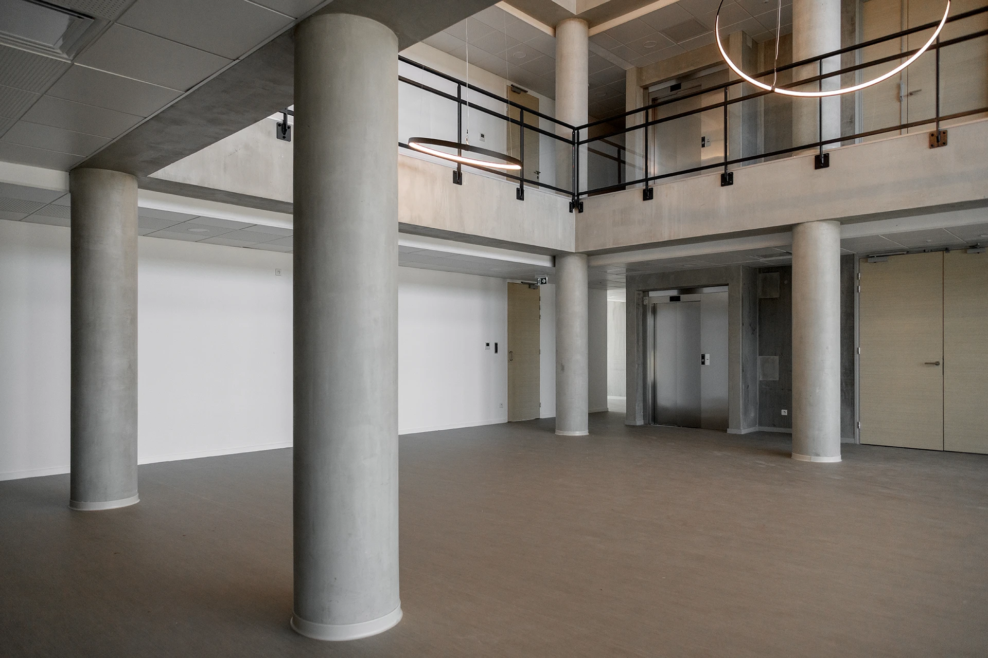 Le nouveau siège social d’un leader français de la maison individuelle affirme les valeurs de la marque à travers une architecture monolithique, moderne et pérenne. Les espaces, organisés autour d’un noyau technique central, offrent souplesse et évolutivité, tandis que les ambiances intérieures et la grande terrasse panoramique renforcent la qualité d’usage.