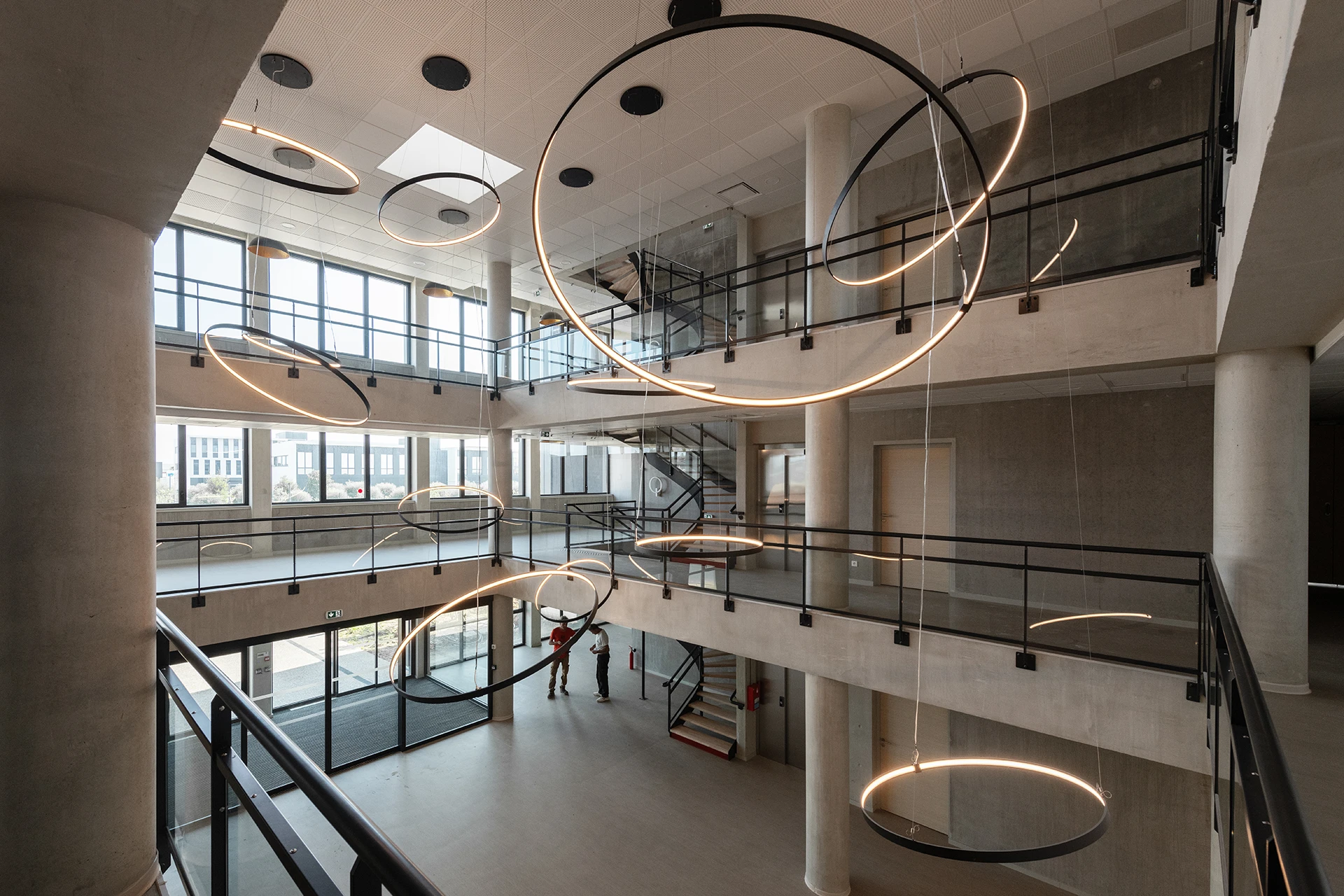 Le nouveau siège social d’un leader français de la maison individuelle affirme les valeurs de la marque à travers une architecture monolithique, moderne et pérenne. Les espaces, organisés autour d’un noyau technique central, offrent souplesse et évolutivité, tandis que les ambiances intérieures et la grande terrasse panoramique renforcent la qualité d’usage.