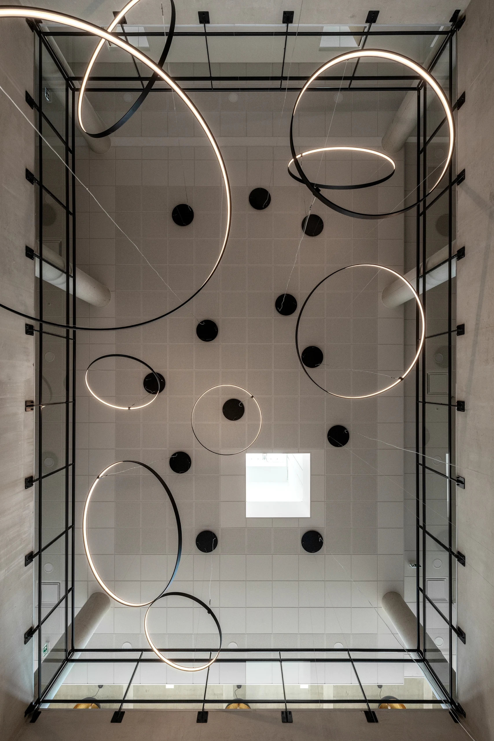 Le nouveau siège social d’un leader français de la maison individuelle affirme les valeurs de la marque à travers une architecture monolithique, moderne et pérenne. Les espaces, organisés autour d’un noyau technique central, offrent souplesse et évolutivité, tandis que les ambiances intérieures et la grande terrasse panoramique renforcent la qualité d’usage.