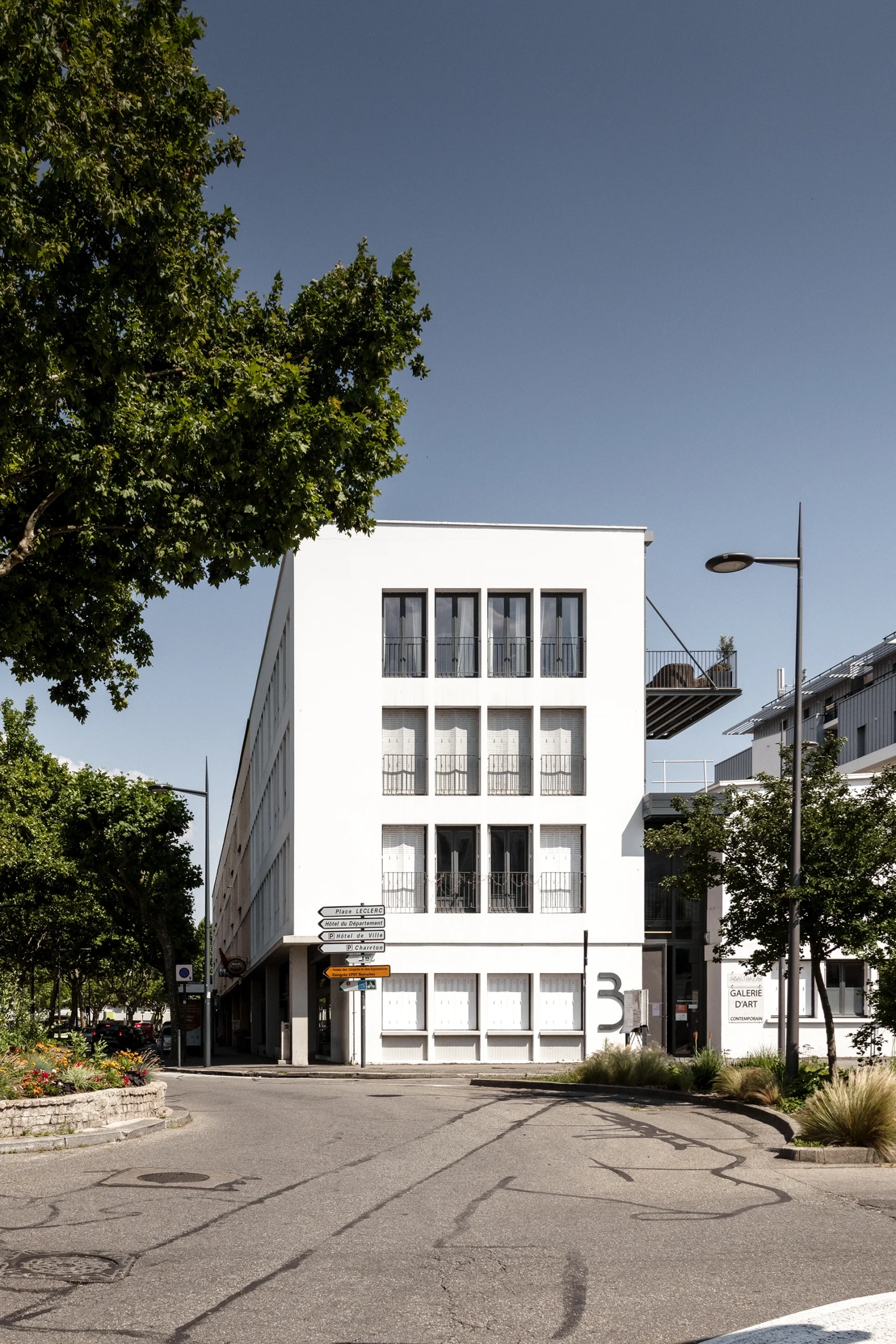 Restructuration d’un immeuble de bureaux classé au « Patrimoine de XXeme siècle » en galerie d’Art et Résidence d’Artiste.

Par un nouveau dessin des espaces de jonction et des circulations verticales, le projet s’est concentré sur la mise en valeur, la conservation et la mise à nu des éléments architecturaux remarquables (planchers béton préfabriqués alvéolaires, escaliers, sols…) et des volumes extérieurs restitués dans leur intégralité d’origine.