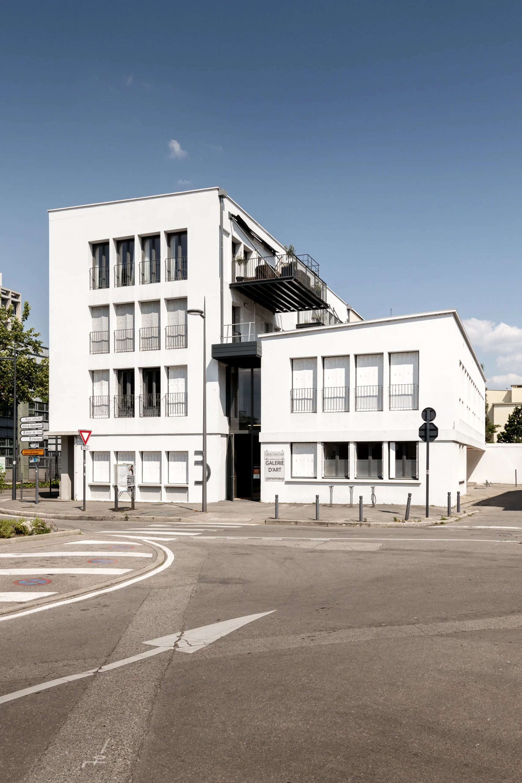 Restructuration d’un immeuble de bureaux classé au « Patrimoine de XXeme siècle » en galerie d’Art et Résidence d’Artiste.

Par un nouveau dessin des espaces de jonction et des circulations verticales, le projet s’est concentré sur la mise en valeur, la conservation et la mise à nu des éléments architecturaux remarquables (planchers béton préfabriqués alvéolaires, escaliers, sols…) et des volumes extérieurs restitués dans leur intégralité d’origine.