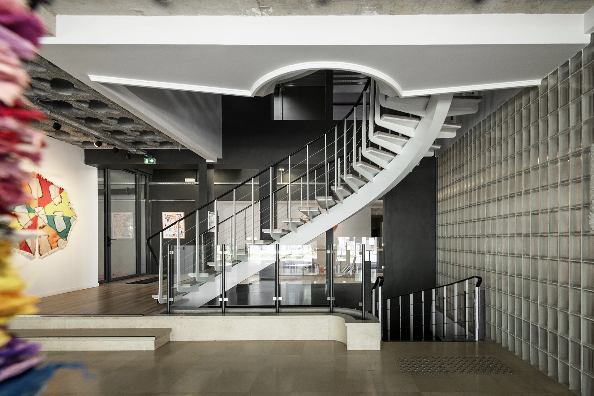 Restructuration d’un immeuble de bureaux classé au « Patrimoine de XXeme siècle » en galerie d’Art et Résidence d’Artiste.

Par un nouveau dessin des espaces de jonction et des circulations verticales, le projet s’est concentré sur la mise en valeur, la conservation et la mise à nu des éléments architecturaux remarquables (planchers béton préfabriqués alvéolaires, escaliers, sols…) et des volumes extérieurs restitués dans leur intégralité d’origine.