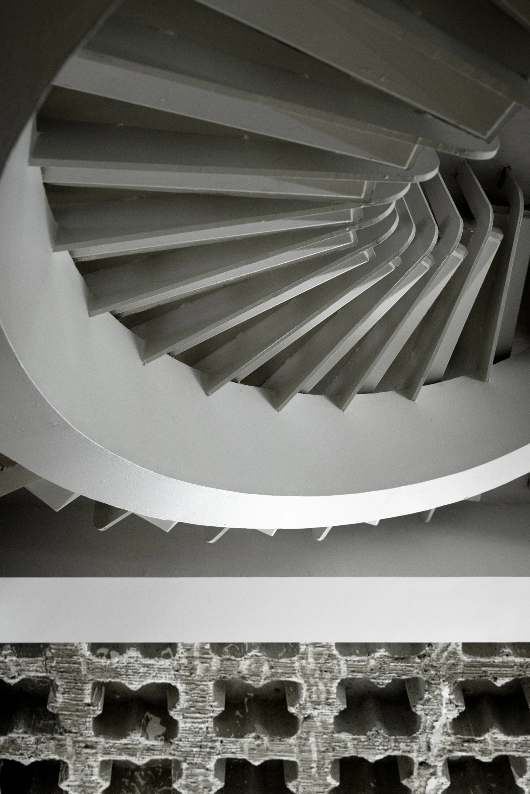 Restructuration d’un immeuble de bureaux classé au « Patrimoine de XXeme siècle » en galerie d’Art et Résidence d’Artiste.

Par un nouveau dessin des espaces de jonction et des circulations verticales, le projet s’est concentré sur la mise en valeur, la conservation et la mise à nu des éléments architecturaux remarquables (planchers béton préfabriqués alvéolaires, escaliers, sols…) et des volumes extérieurs restitués dans leur intégralité d’origine.