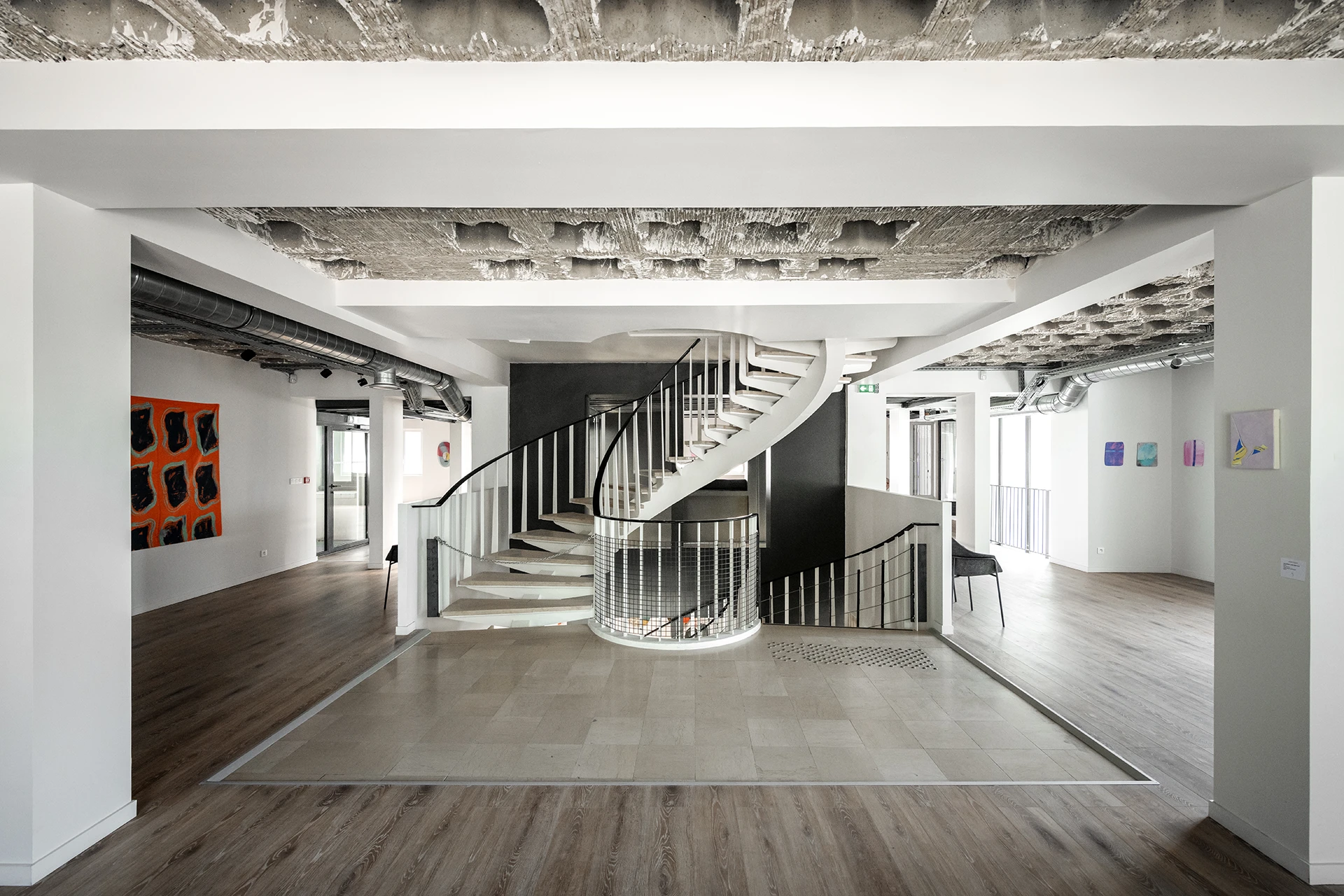 Restructuration d’un immeuble de bureaux classé au « Patrimoine de XXeme siècle » en galerie d’Art et Résidence d’Artiste.

Par un nouveau dessin des espaces de jonction et des circulations verticales, le projet s’est concentré sur la mise en valeur, la conservation et la mise à nu des éléments architecturaux remarquables (planchers béton préfabriqués alvéolaires, escaliers, sols…) et des volumes extérieurs restitués dans leur intégralité d’origine.
