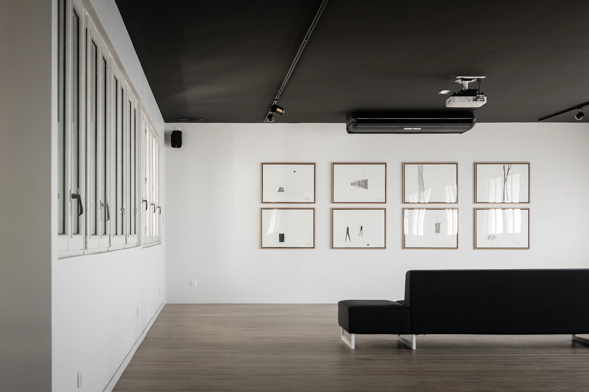 Restructuration d’un immeuble de bureaux classé au « Patrimoine de XXeme siècle » en galerie d’Art et Résidence d’Artiste.

Par un nouveau dessin des espaces de jonction et des circulations verticales, le projet s’est concentré sur la mise en valeur, la conservation et la mise à nu des éléments architecturaux remarquables (planchers béton préfabriqués alvéolaires, escaliers, sols…) et des volumes extérieurs restitués dans leur intégralité d’origine.