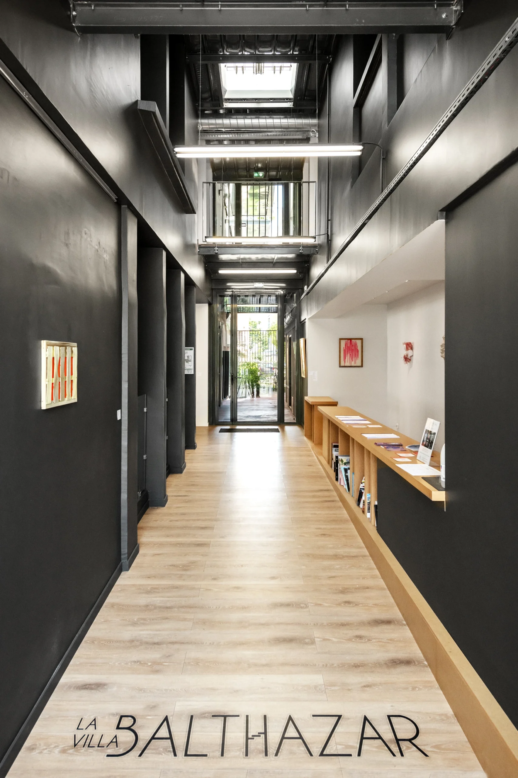 Restructuration d’un immeuble de bureaux classé au « Patrimoine de XXeme siècle » en galerie d’Art et Résidence d’Artiste.

Par un nouveau dessin des espaces de jonction et des circulations verticales, le projet s’est concentré sur la mise en valeur, la conservation et la mise à nu des éléments architecturaux remarquables (planchers béton préfabriqués alvéolaires, escaliers, sols…) et des volumes extérieurs restitués dans leur intégralité d’origine.