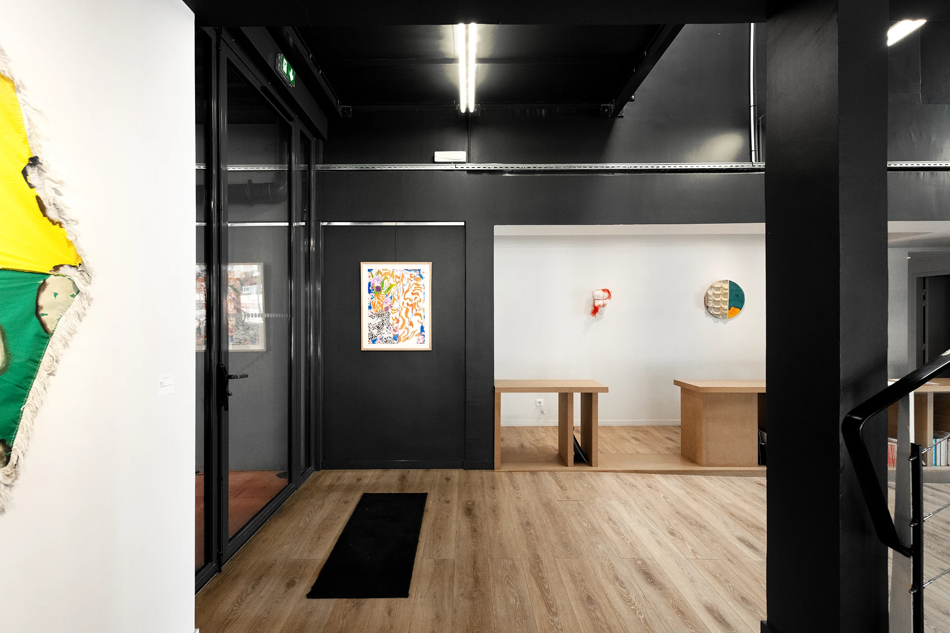 Restructuration d’un immeuble de bureaux classé au « Patrimoine de XXeme siècle » en galerie d’Art et Résidence d’Artiste.

Par un nouveau dessin des espaces de jonction et des circulations verticales, le projet s’est concentré sur la mise en valeur, la conservation et la mise à nu des éléments architecturaux remarquables (planchers béton préfabriqués alvéolaires, escaliers, sols…) et des volumes extérieurs restitués dans leur intégralité d’origine.