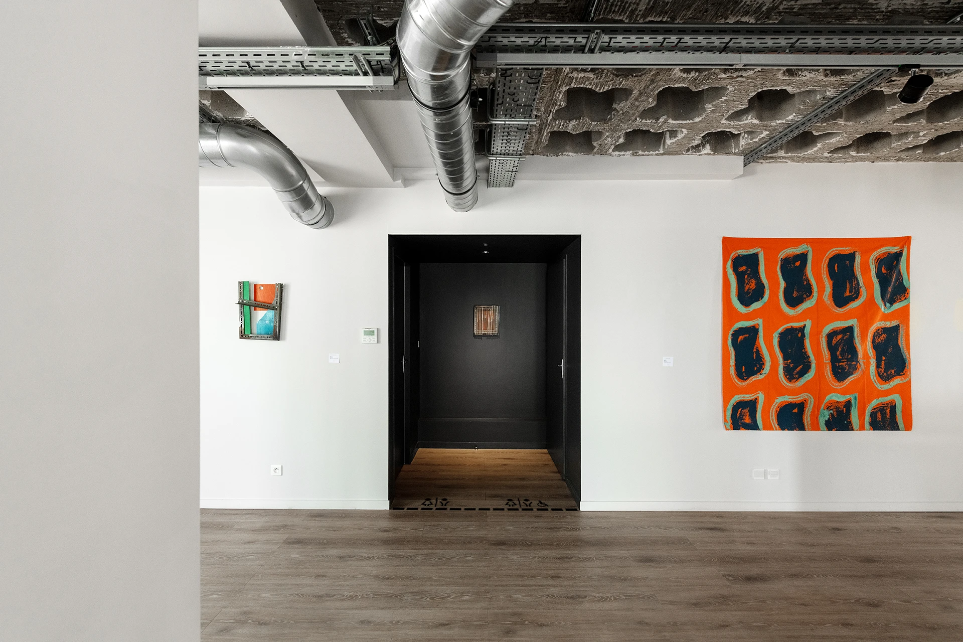 Restructuration d’un immeuble de bureaux classé au « Patrimoine de XXeme siècle » en galerie d’Art et Résidence d’Artiste.

Par un nouveau dessin des espaces de jonction et des circulations verticales, le projet s’est concentré sur la mise en valeur, la conservation et la mise à nu des éléments architecturaux remarquables (planchers béton préfabriqués alvéolaires, escaliers, sols…) et des volumes extérieurs restitués dans leur intégralité d’origine.