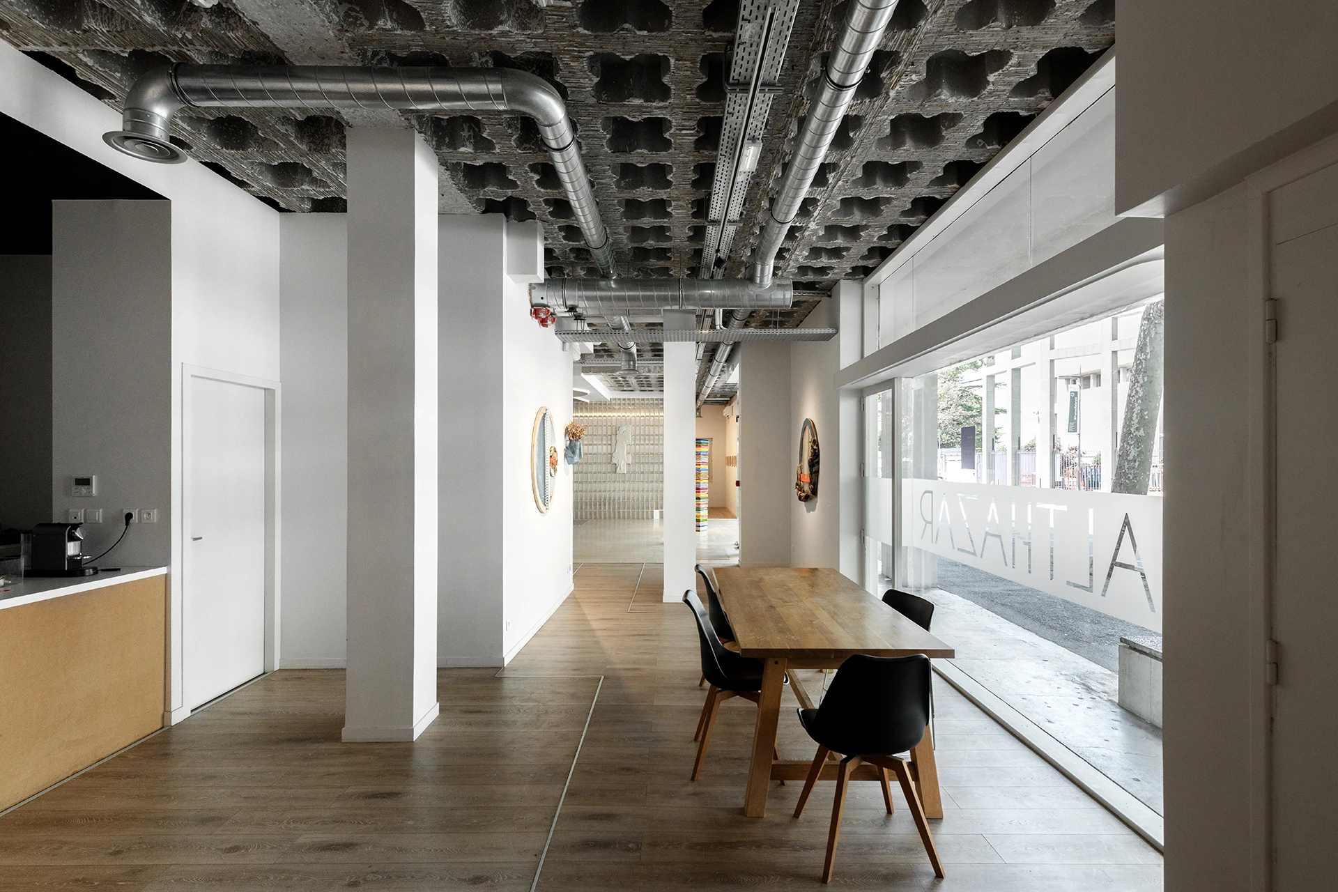 Restructuration d’un immeuble de bureaux classé au « Patrimoine de XXeme siècle » en galerie d’Art et Résidence d’Artiste.

Par un nouveau dessin des espaces de jonction et des circulations verticales, le projet s’est concentré sur la mise en valeur, la conservation et la mise à nu des éléments architecturaux remarquables (planchers béton préfabriqués alvéolaires, escaliers, sols…) et des volumes extérieurs restitués dans leur intégralité d’origine.